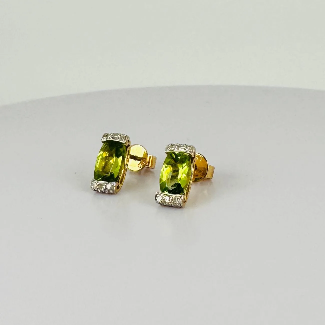 Boucles d'oreilles en or jaune, péridots ovales et diamants sold by 58 Facettes product image thumbnail 3