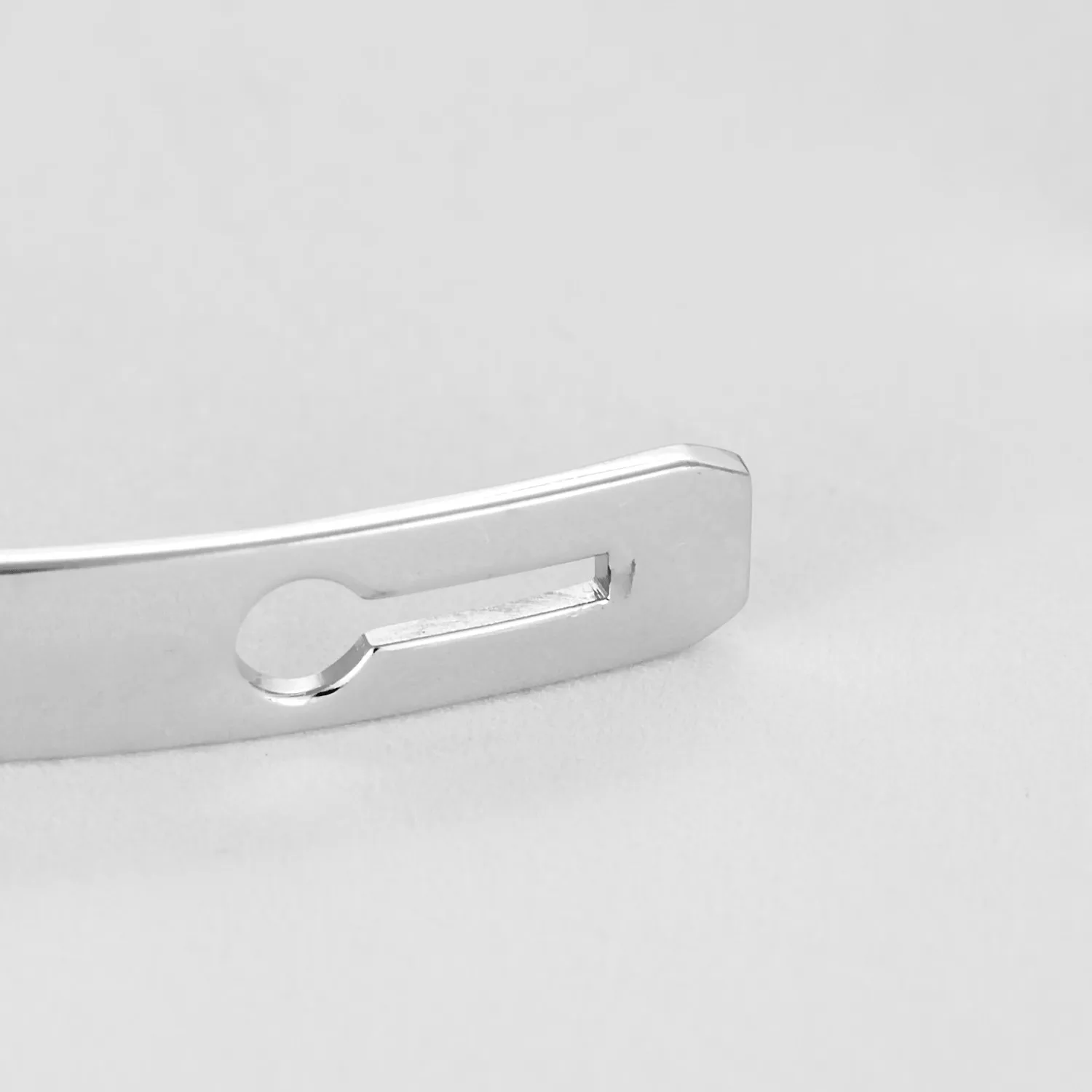 Dinh Van - Serrure -Bracelet en or gris et diamant sold by 58 Facettes product image thumbnail 5