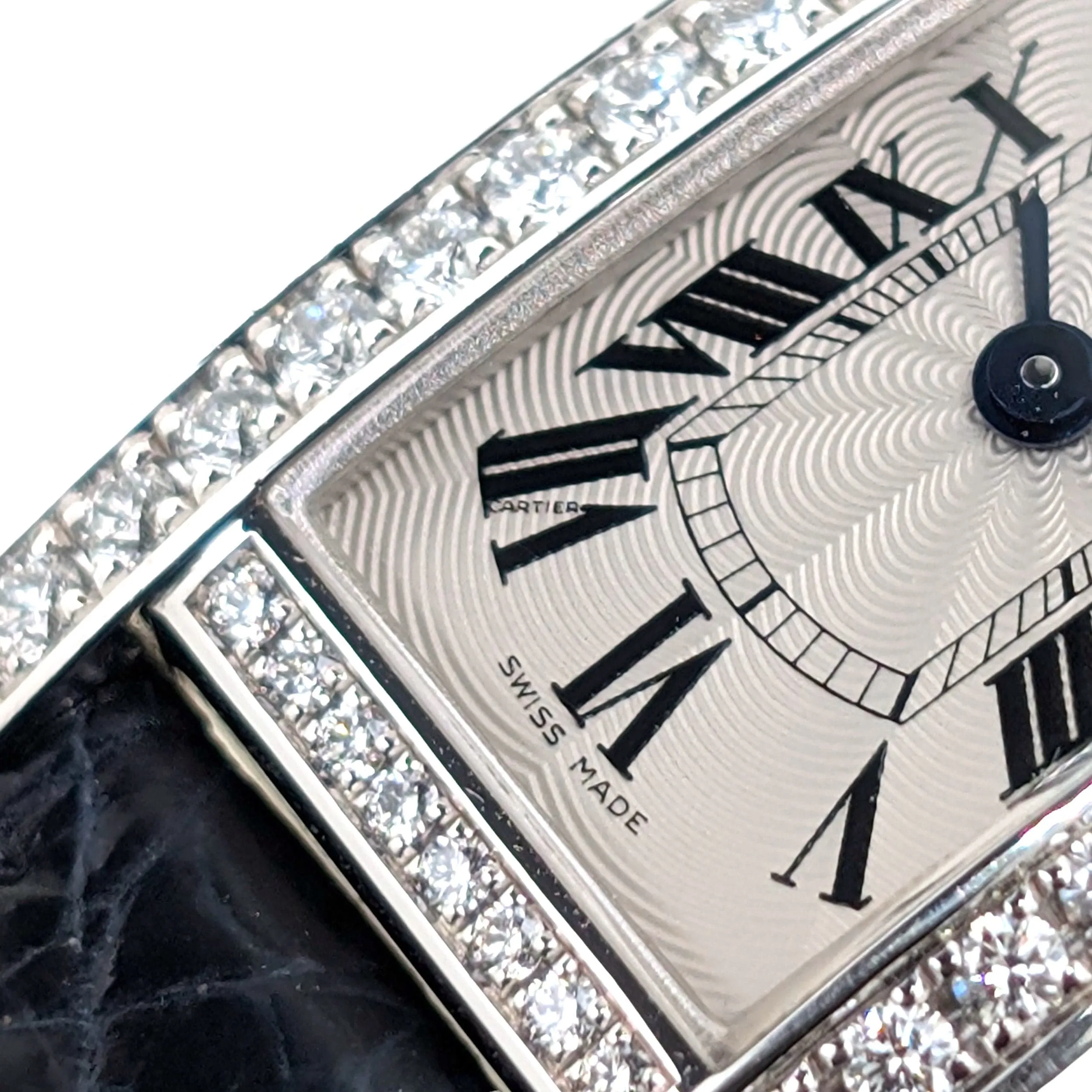 Cartier RARE Mini Tank Américaine en or blanc, lunette pavée de 47 diamants, cadran guilloché flinqué, boucle en or blanc 18 carats, boîte incluse sold by 58 Facettes product image thumbnail 4