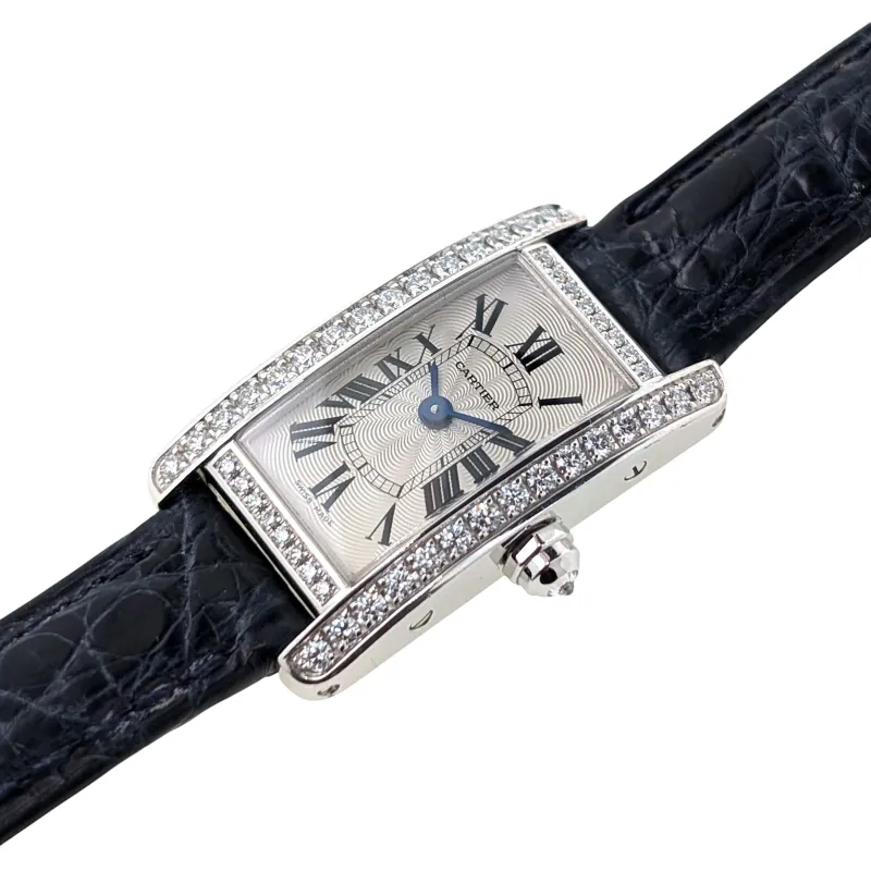 Cartier RARE Mini Tank Américaine en or blanc, lunette pavée de 47 diamants, cadran guilloché flinqué, boucle en or blanc 18 carats, boîte incluse sold by 58 Facettes
