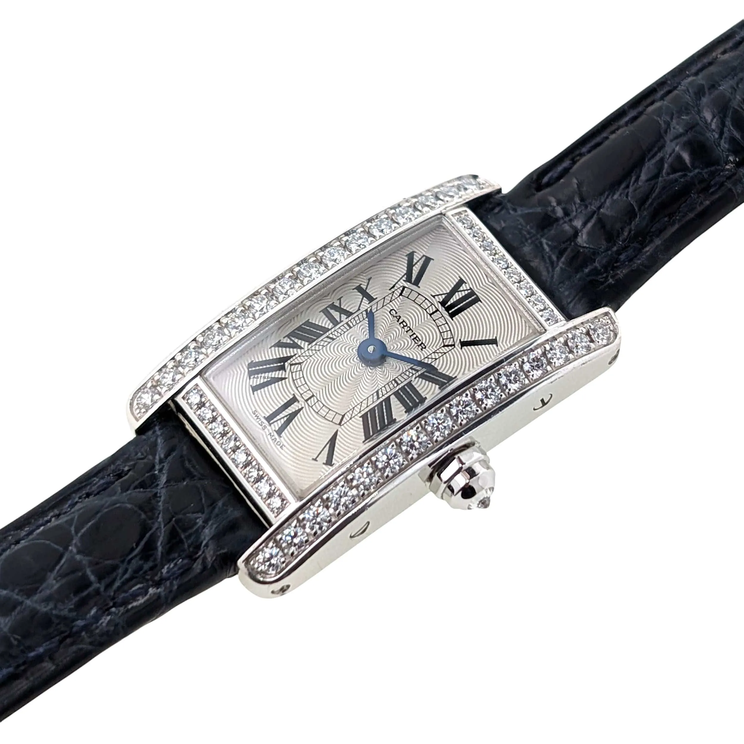 Cartier RARE Mini Tank Américaine en or blanc, lunette pavée de 47 diamants, cadran guilloché flinqué, boucle en or blanc 18 carats, boîte incluse sold by 58 Facettes