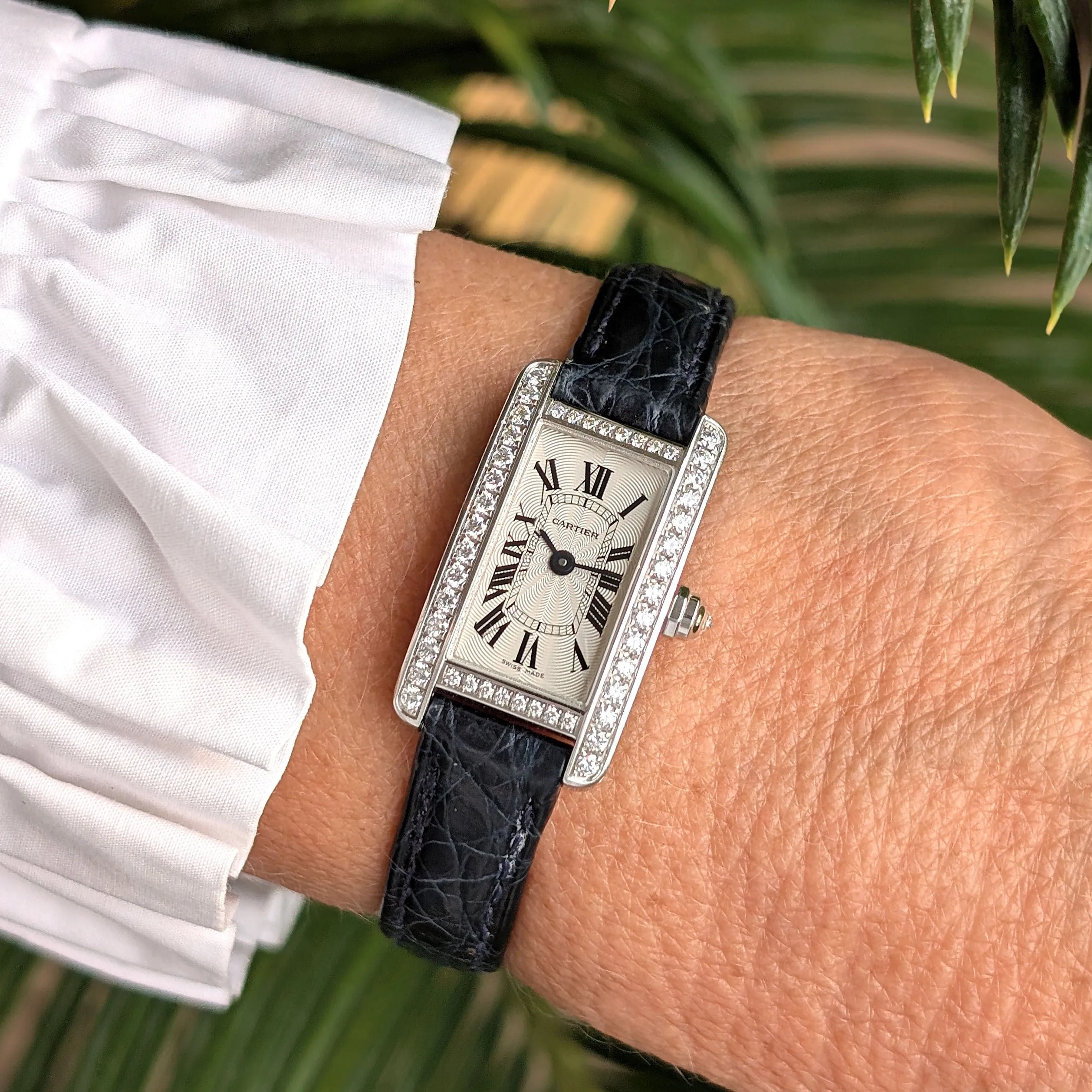 Cartier RARE Mini Tank Américaine en or blanc, lunette pavée de 47 diamants, cadran guilloché flinqué, boucle en or blanc 18 carats, boîte incluse sold by 58 Facettes product image thumbnail 2