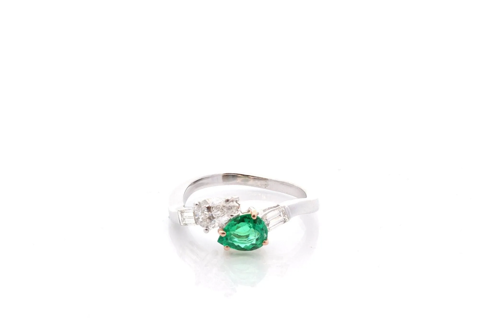 Bague émeraude et diamants en or 18 carats sold by 58 Facettes