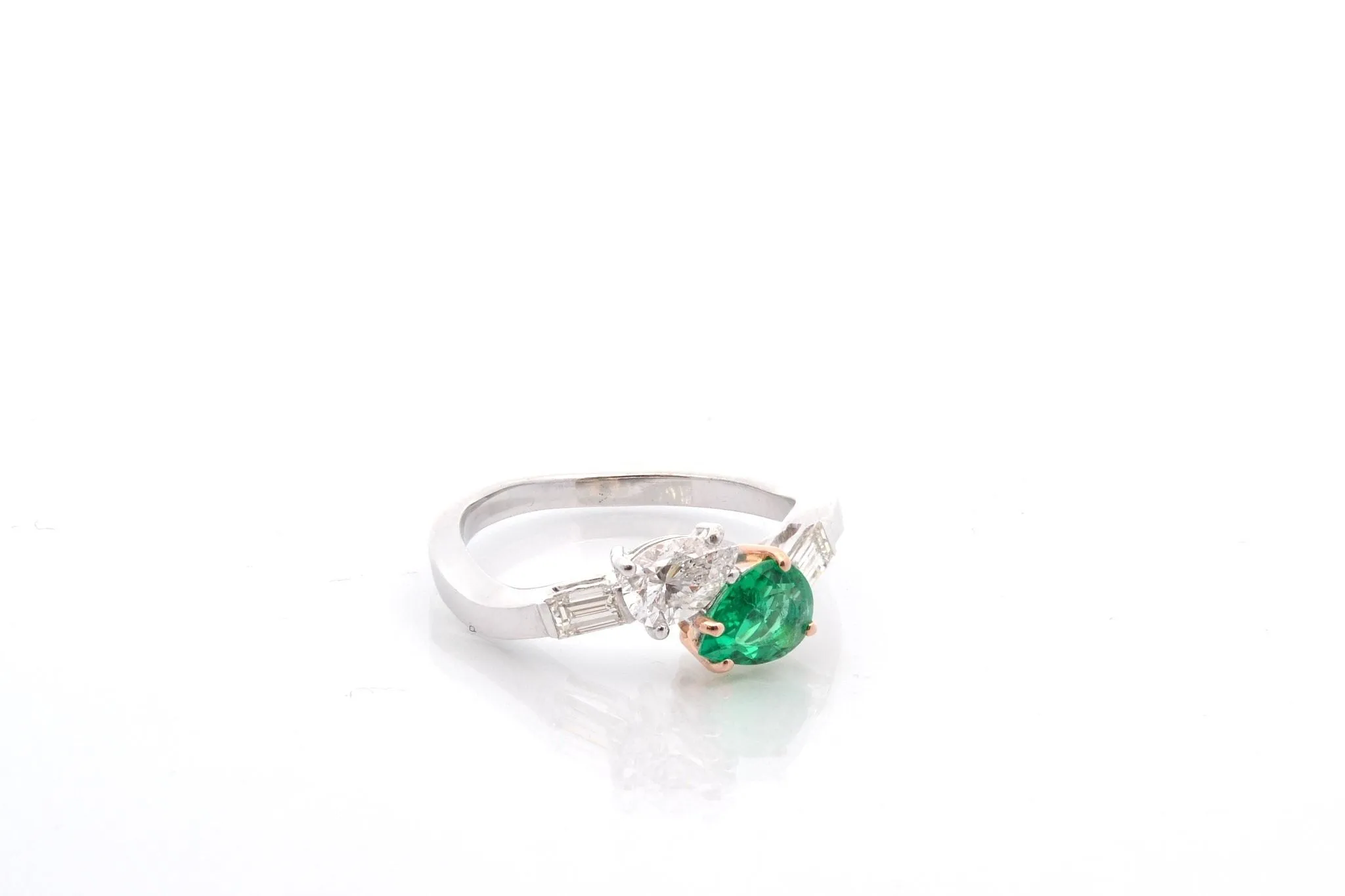 Bague émeraude et diamants en or 18 carats sold by 58 Facettes product image thumbnail 3
