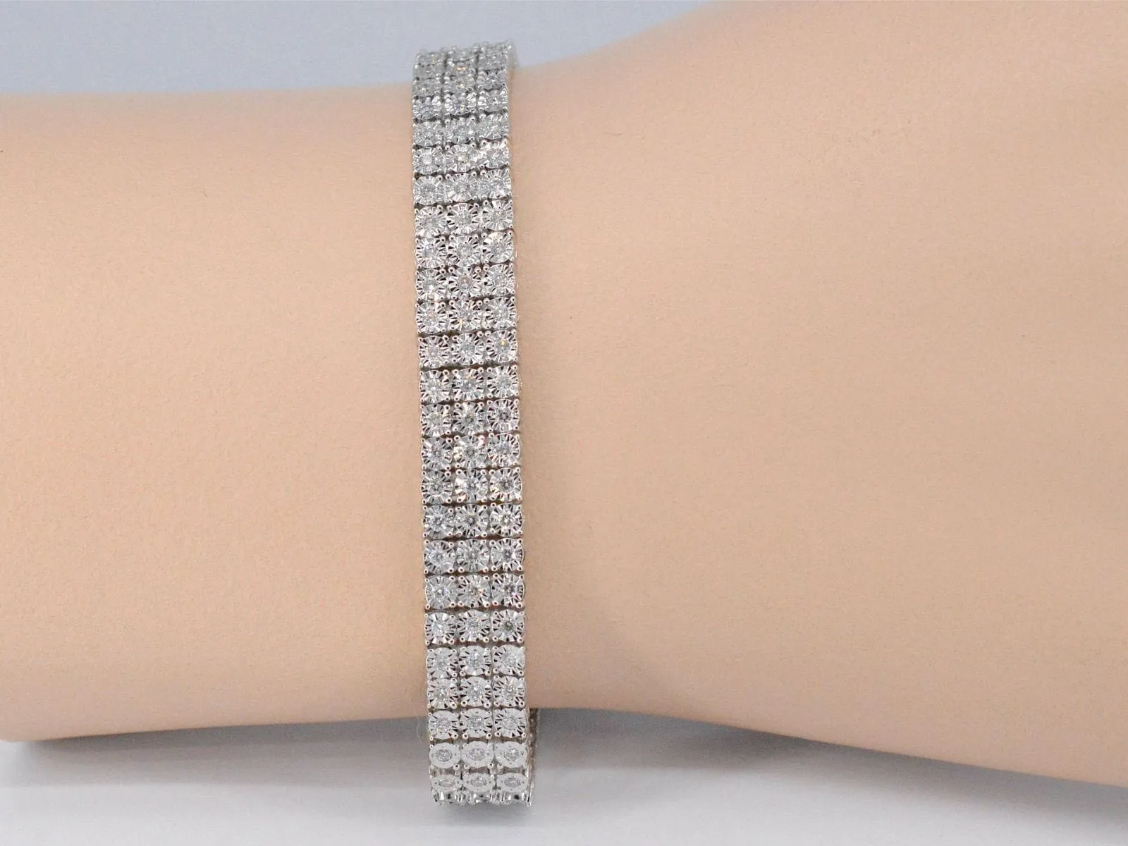 Bracelet tennis en or blanc avec 3 rangées de diamants de 2,25 carats sold by 58 Facettes product image thumbnail 2