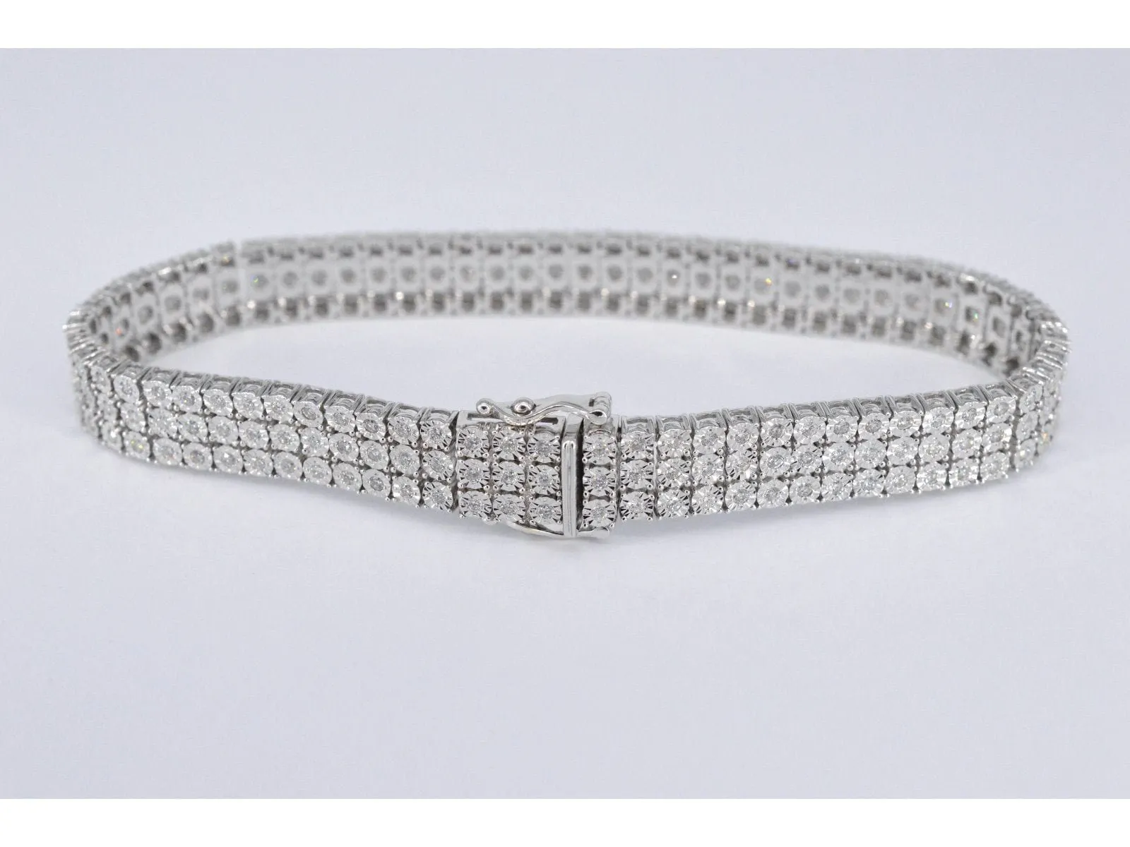 Bracelet tennis en or blanc avec 3 rangées de diamants de 2,25 carats sold by 58 Facettes product image thumbnail 4