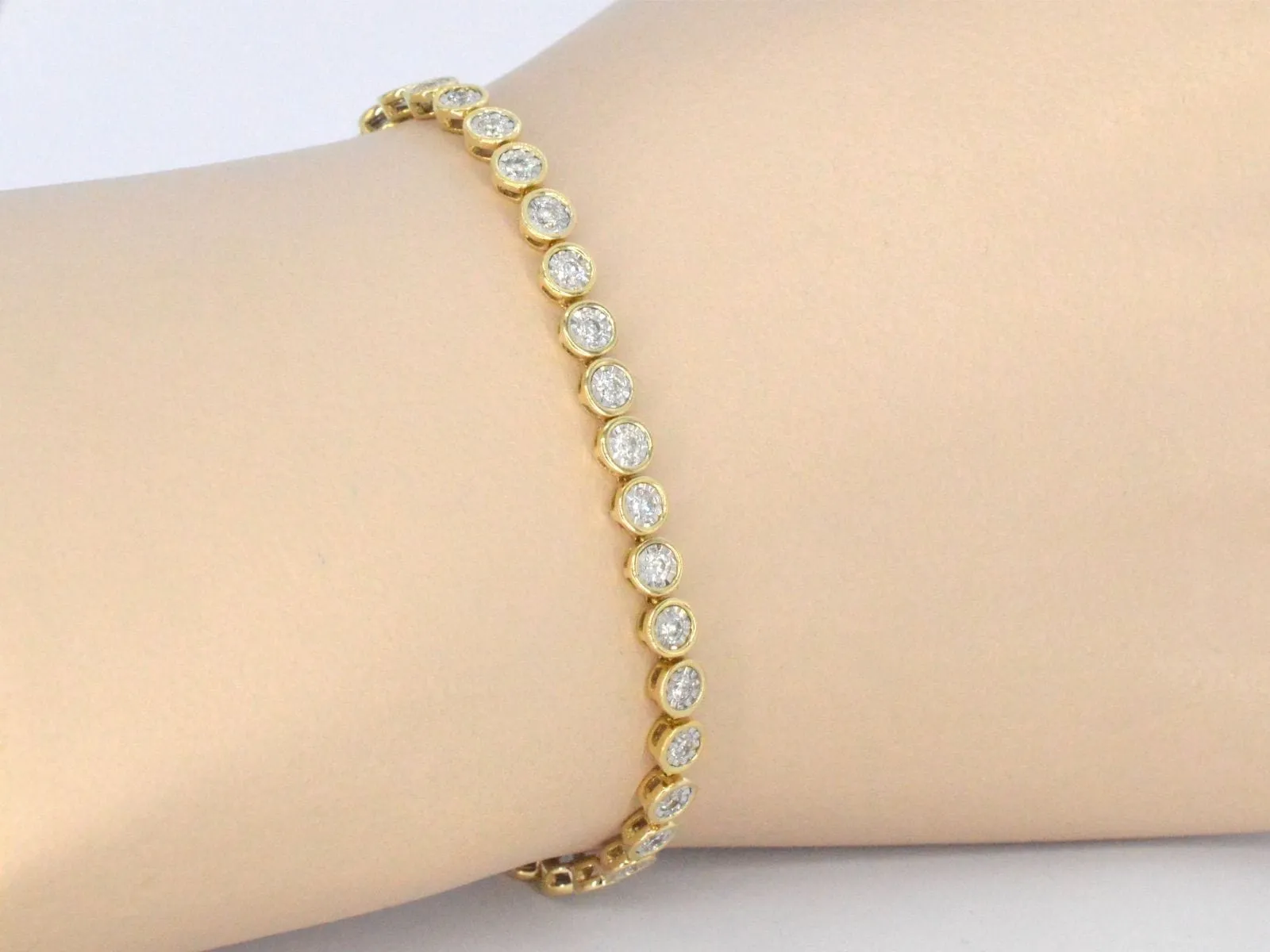 Bracelet en or jaune serti de diamants sold by 58 Facettes product image thumbnail 2