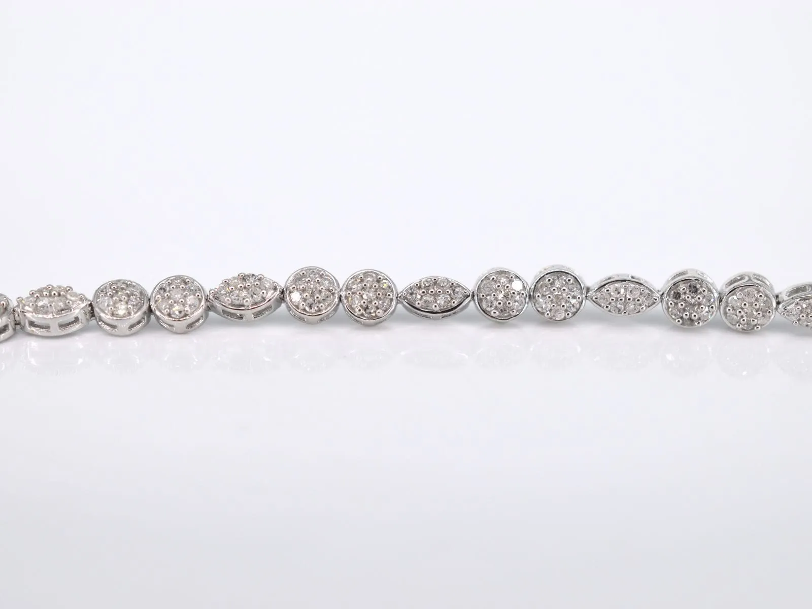 Bracelet de tennis en or blanc serti de diamants de 1,10 carat sold by 58 Facettes product image thumbnail 3