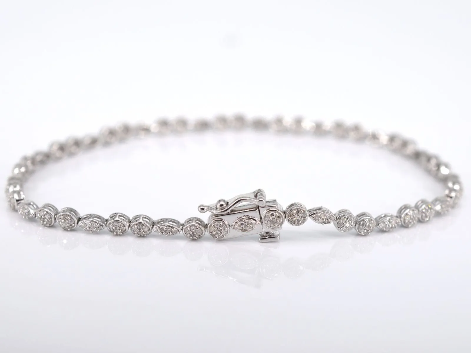 Bracelet de tennis en or blanc serti de diamants de 1,10 carat sold by 58 Facettes product image thumbnail 4