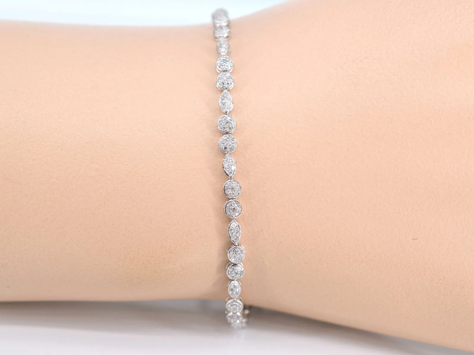 Bracelet de tennis en or blanc serti de diamants de 1,10 carat sold by 58 Facettes product image thumbnail 2