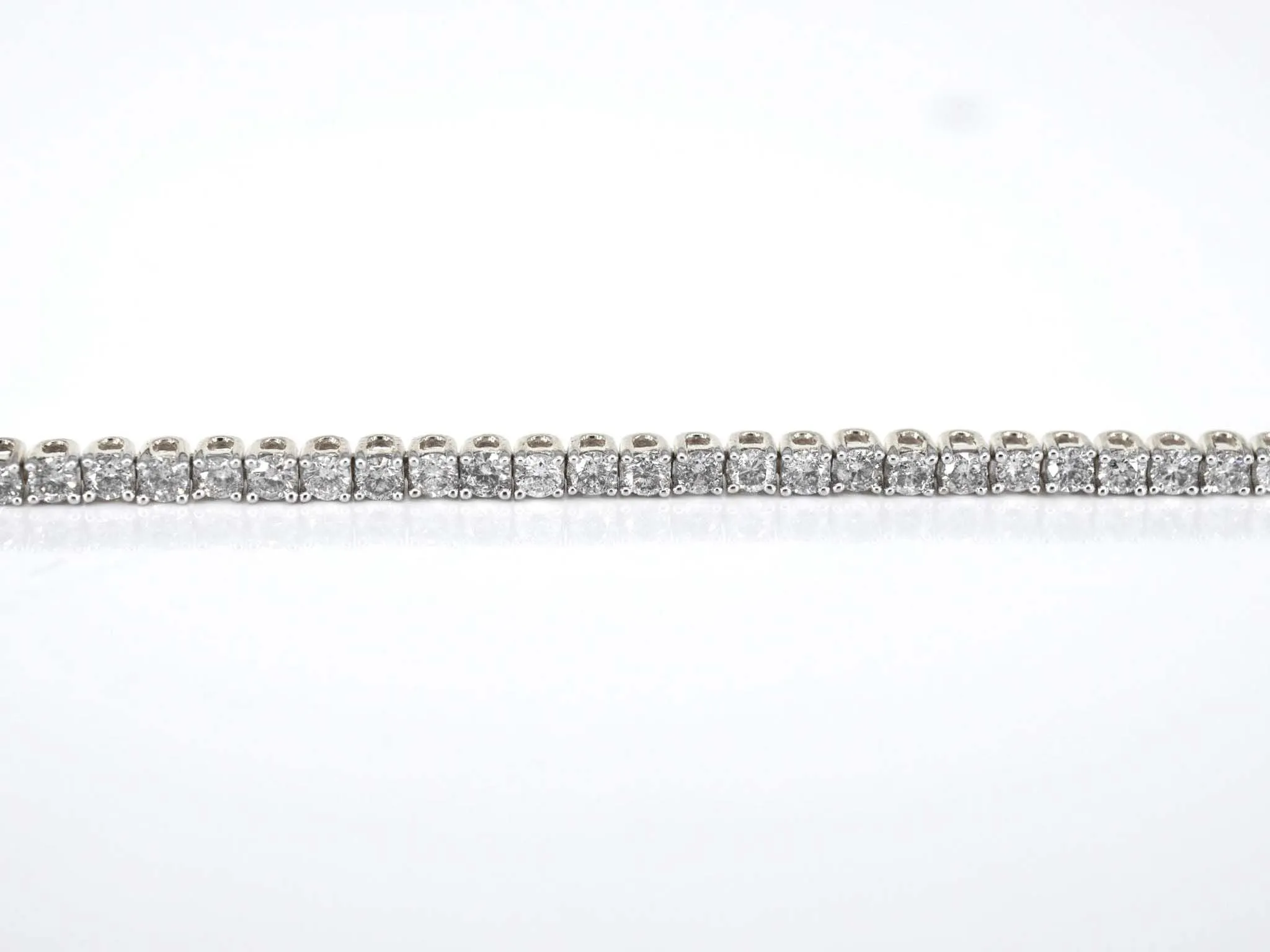 Bracelet de tennis en or serti de diamants de 3,50 carats sold by 58 Facettes product image thumbnail 4