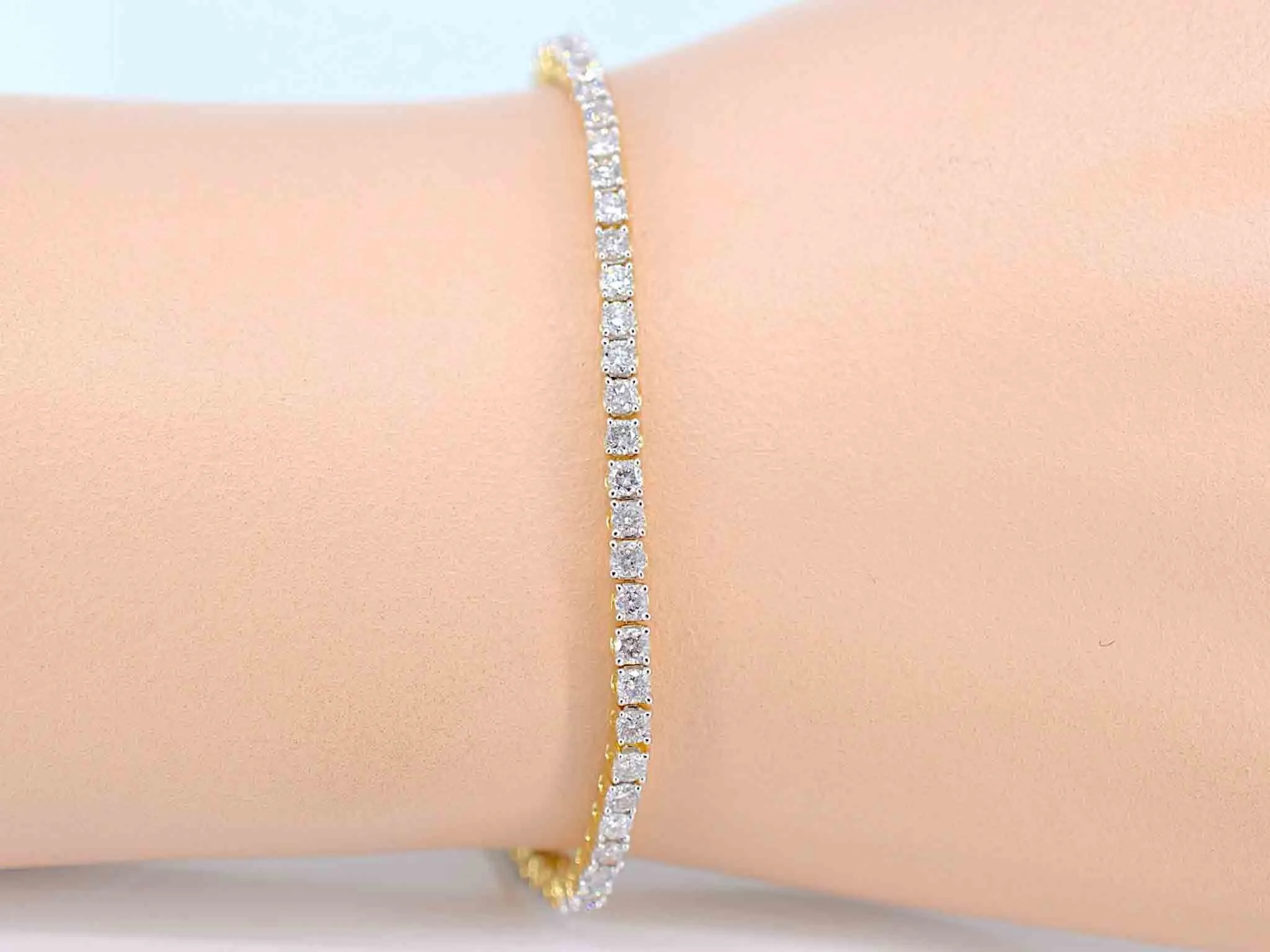 Bracelet de tennis en or serti de diamants de 3,50 carats sold by 58 Facettes product image thumbnail 2