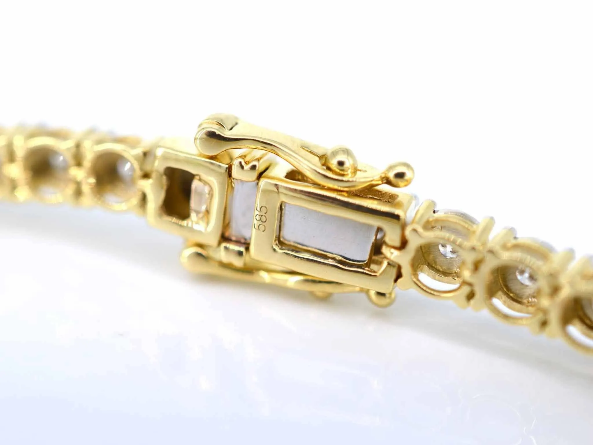 Bracelet de tennis en or serti de diamants de 1,20 carat sold by 58 Facettes product image thumbnail 5