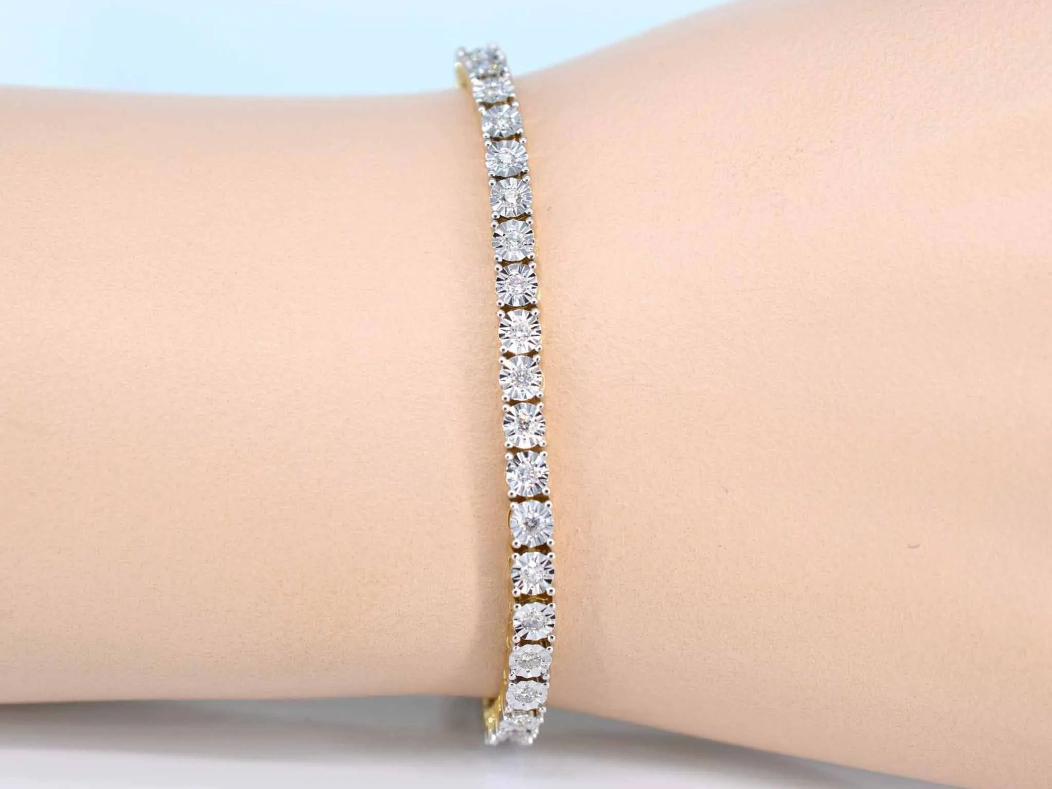 Bracelet de tennis en or serti de diamants de 1,20 carat sold by 58 Facettes product image thumbnail 2