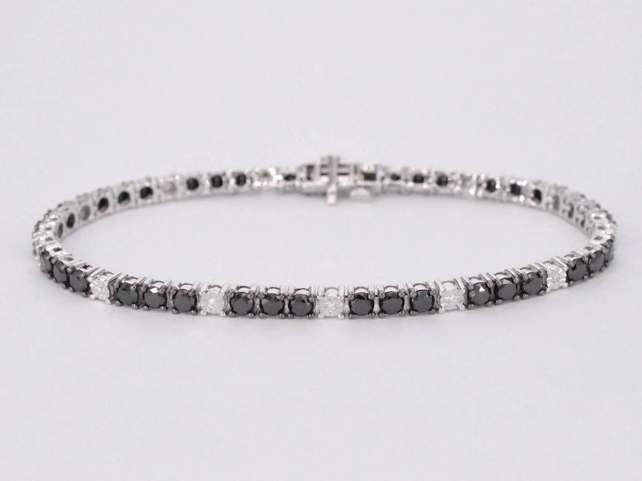 Bracelet de tennis en or blanc serti de diamants noirs et blancs sold by 58 Facettes product image thumbnail 5