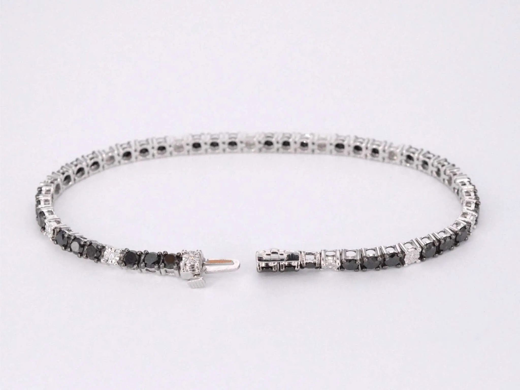 Bracelet de tennis en or blanc serti de diamants noirs et blancs sold by 58 Facettes product image thumbnail 3