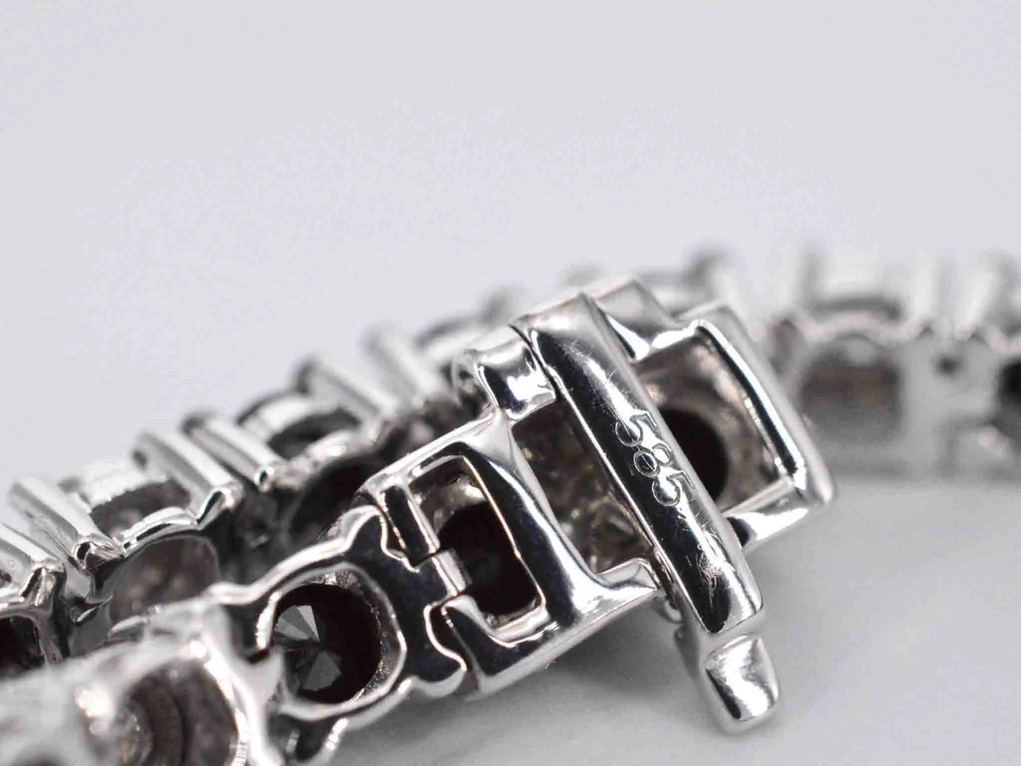 Bracelet de tennis en or blanc serti de diamants noirs et blancs sold by 58 Facettes product image thumbnail 4