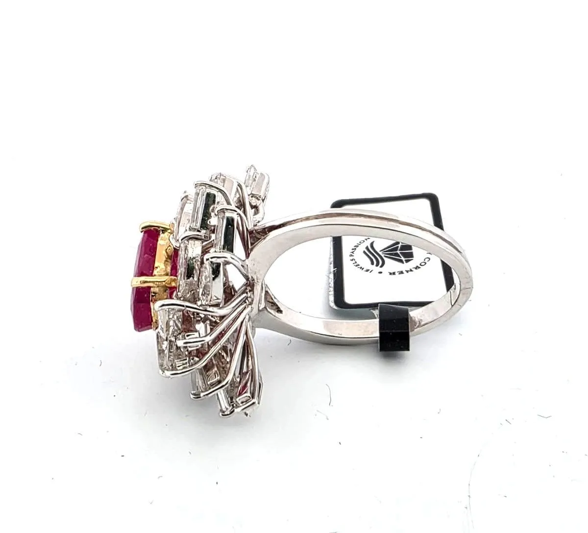 Magnifique bague en or blanc ornée d'un rubis de Birmanie et de diamants sold by 58 Facettes product image thumbnail 5