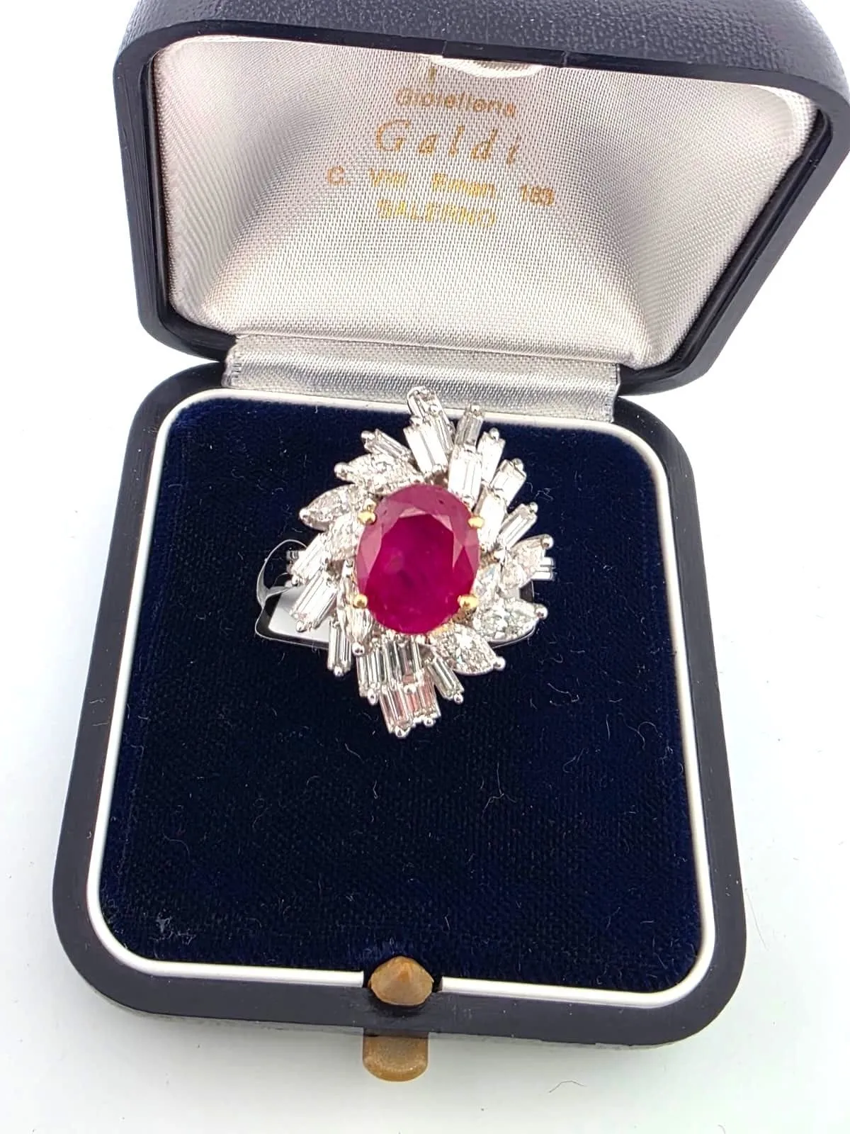 Magnifique bague en or blanc ornée d'un rubis de Birmanie et de diamants sold by 58 Facettes product image thumbnail 2