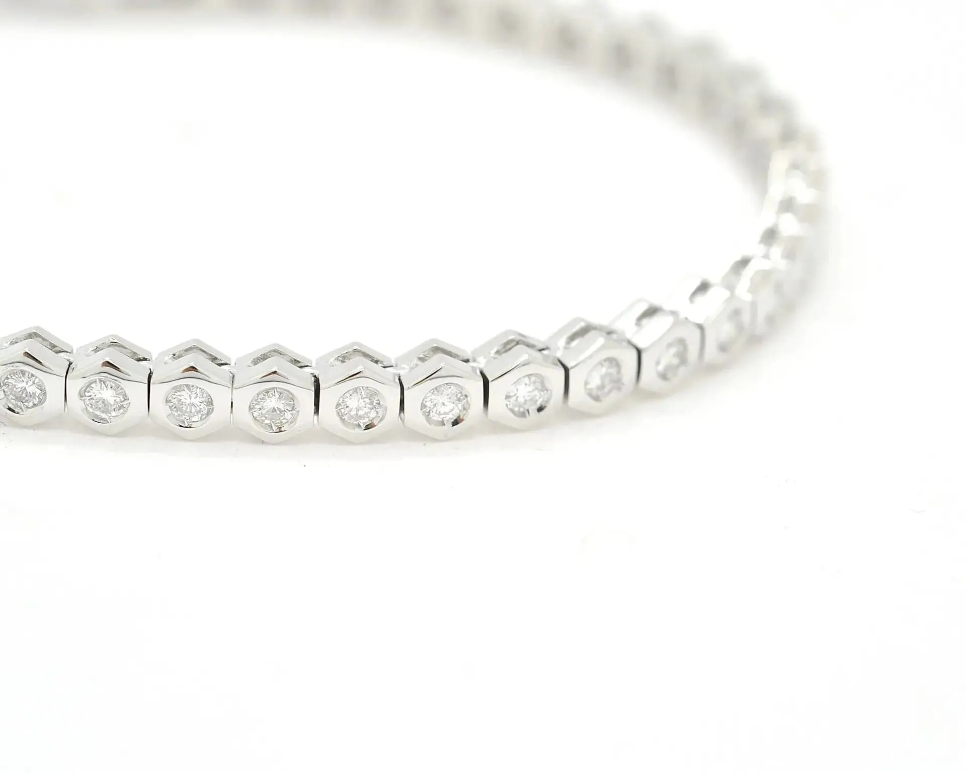 Bracelet de tennis en or blanc 2,30 ct sold by 58 Facettes product image thumbnail 3