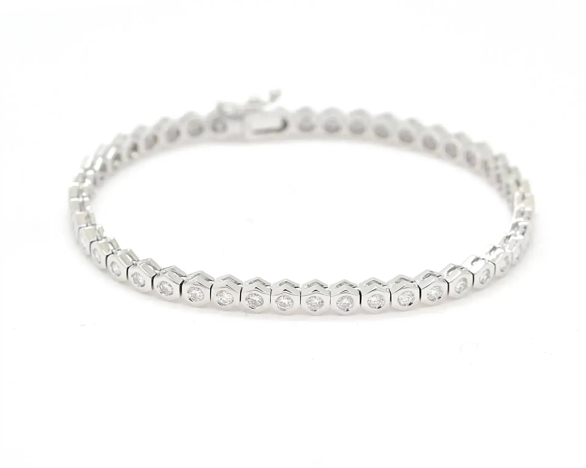 Bracelet de tennis en or blanc 2,30 ct sold by 58 Facettes product image thumbnail 2