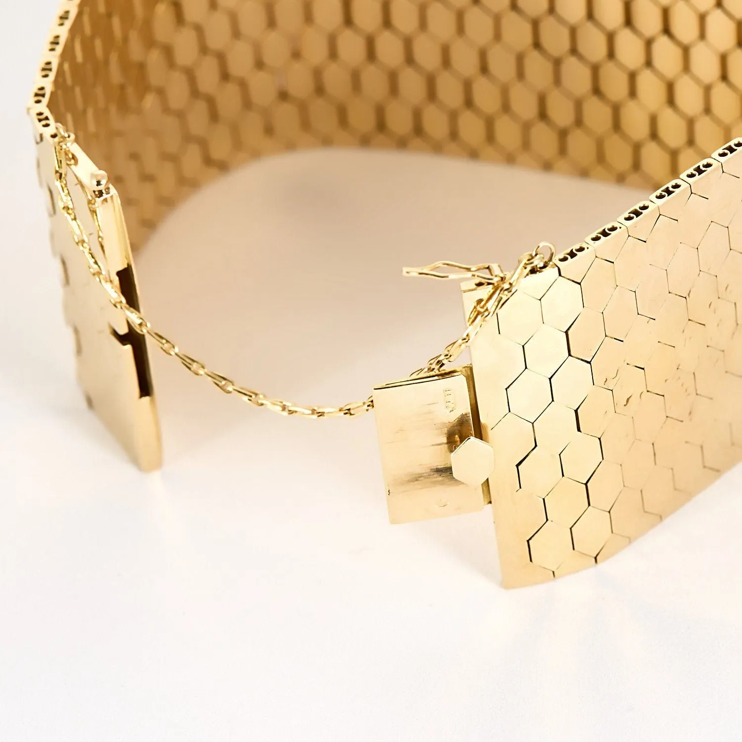 Bracelet manchette en or jaune à maille nid d'abeille sold by 58 Facettes product image thumbnail 4