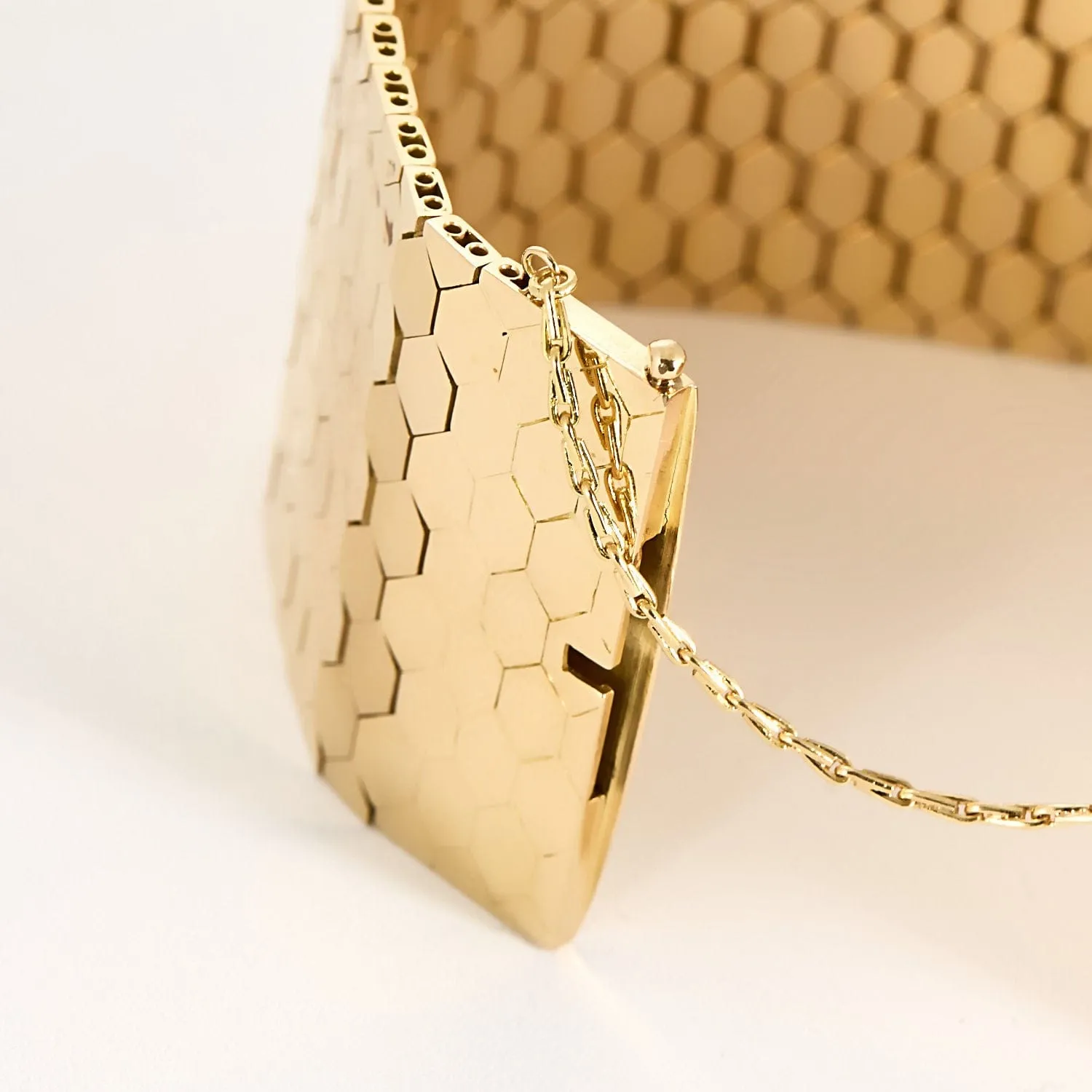 Bracelet manchette en or jaune à maille nid d'abeille sold by 58 Facettes product image thumbnail 5