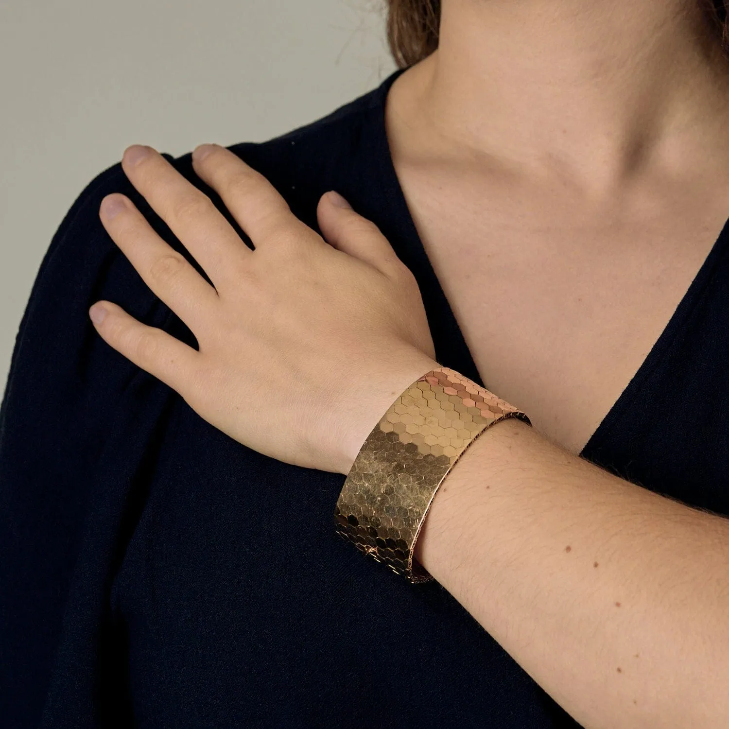 Bracelet manchette en or jaune à maille nid d'abeille sold by 58 Facettes product image thumbnail 2