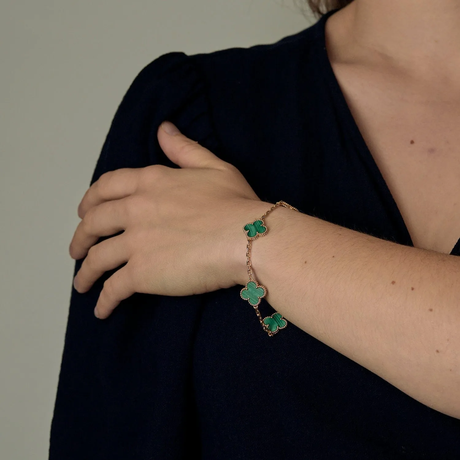 Van Cleef & Arpels Bracelet Vintage Alhambra 5 motifs en or jaune et malachite sold by 58 Facettes product image thumbnail 2