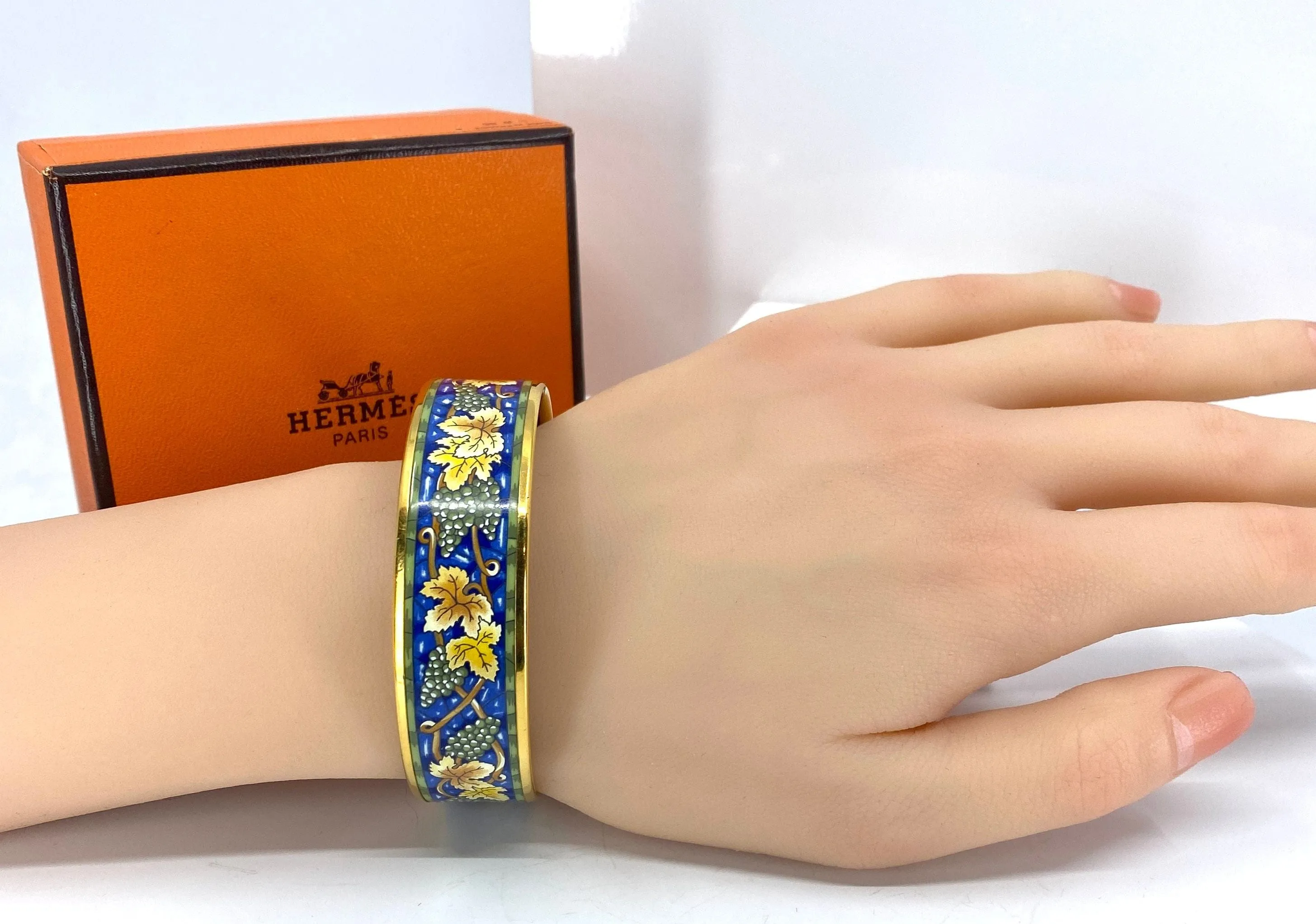 HERMÈS - bracelet en métal doré et émail sold by 58 Facettes product image thumbnail 2