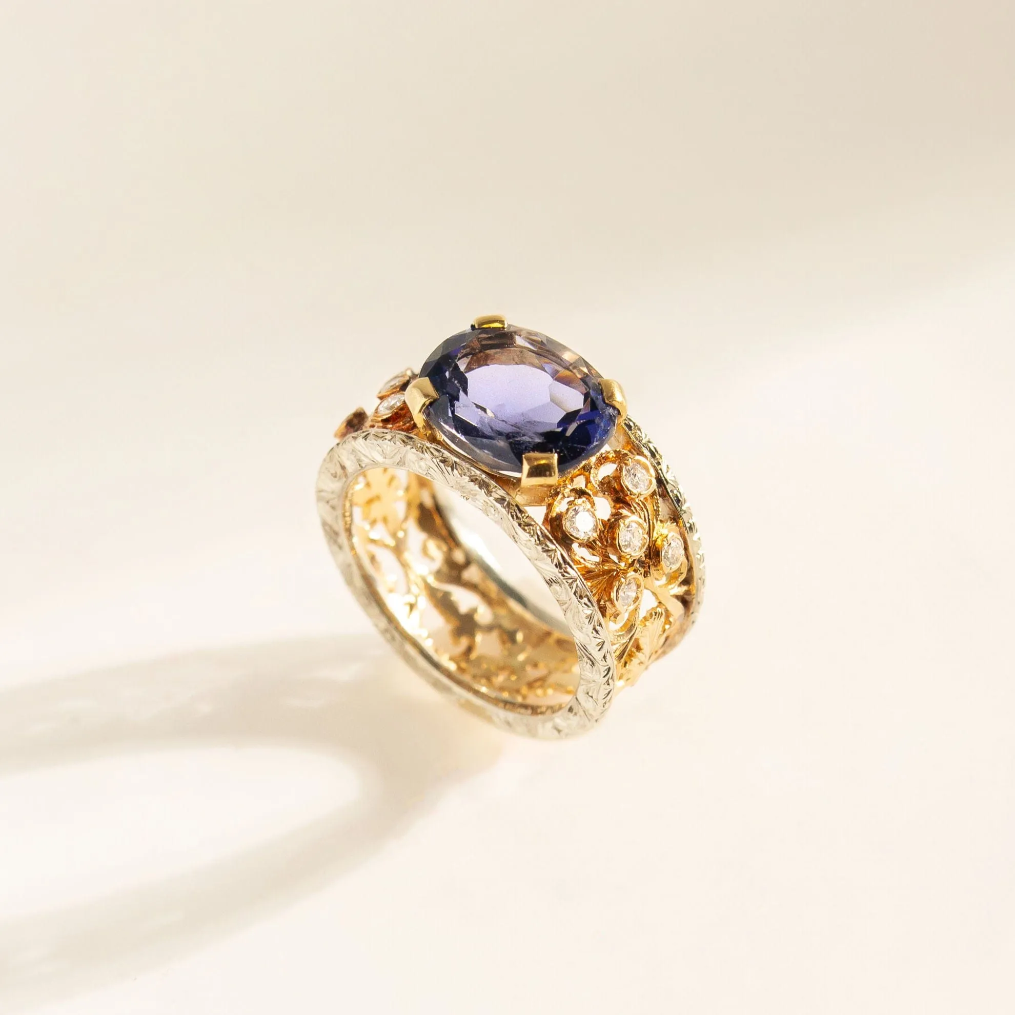 Bague cocktail exclusive en or jaune et blanc 18 carats, ornée de tanzanite et de diamants – un pur chef-d'œuvre d'orfèvrerie sold by 58 Facettes product image thumbnail 2