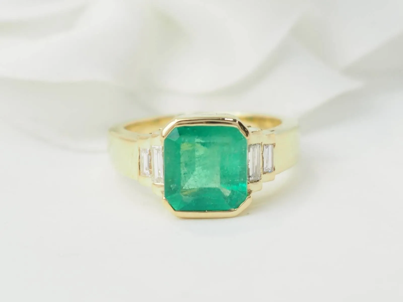 Bague en or jaune, émeraude et diamants sold by 58 Facettes product image thumbnail 4