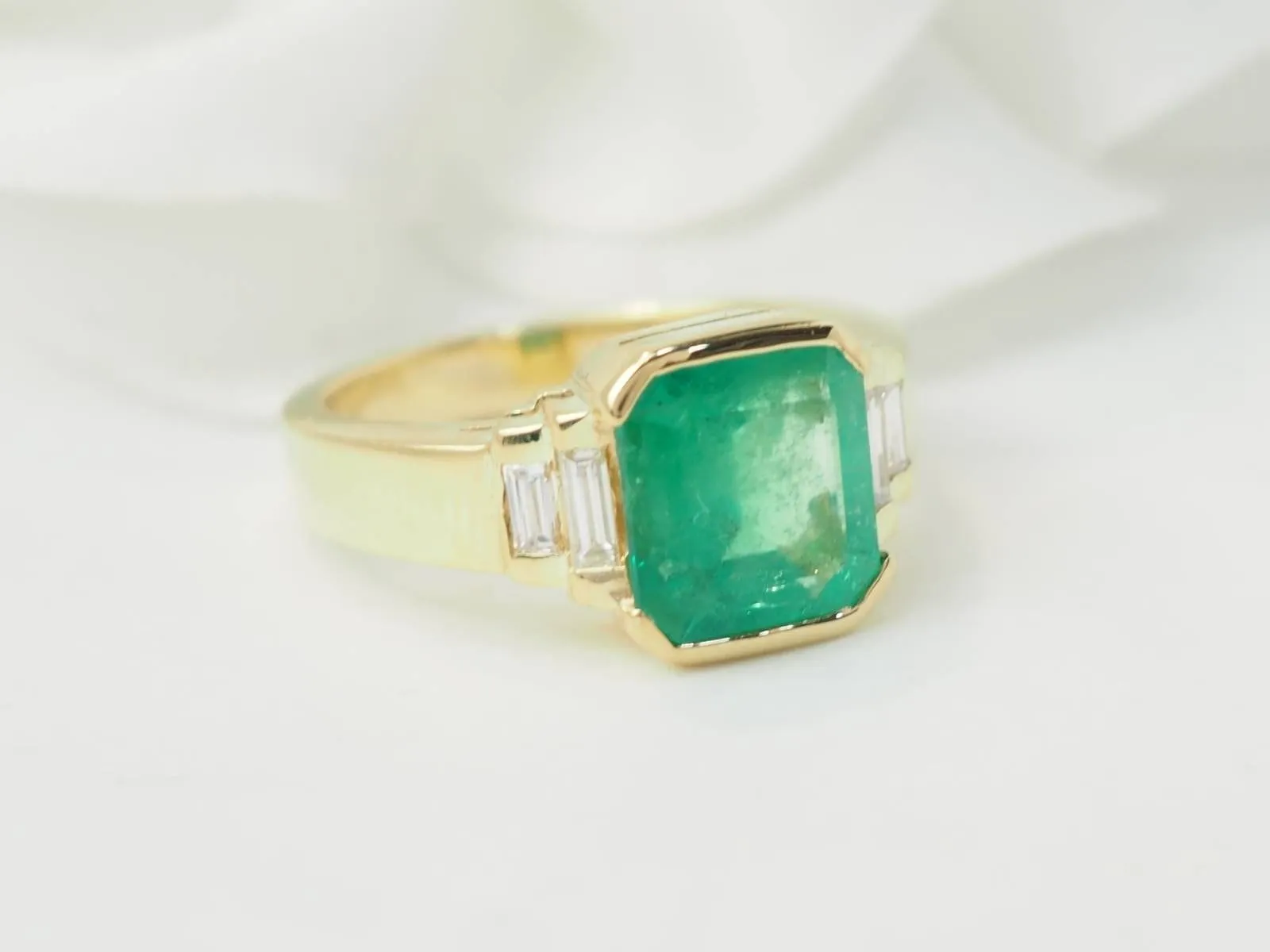 Bague en or jaune, émeraude et diamants sold by 58 Facettes product image thumbnail 5