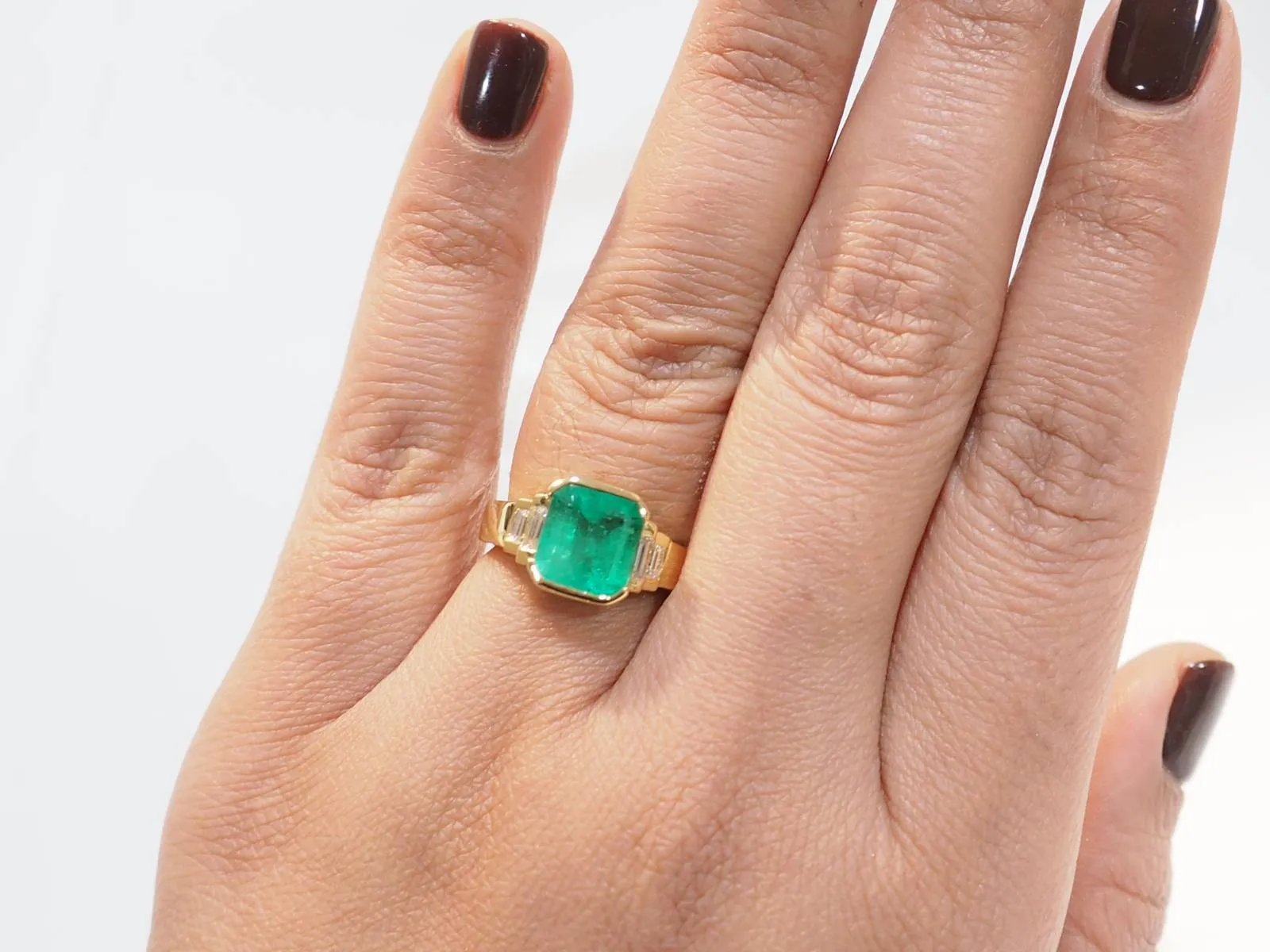 Bague en or jaune, émeraude et diamants sold by 58 Facettes product image thumbnail 2