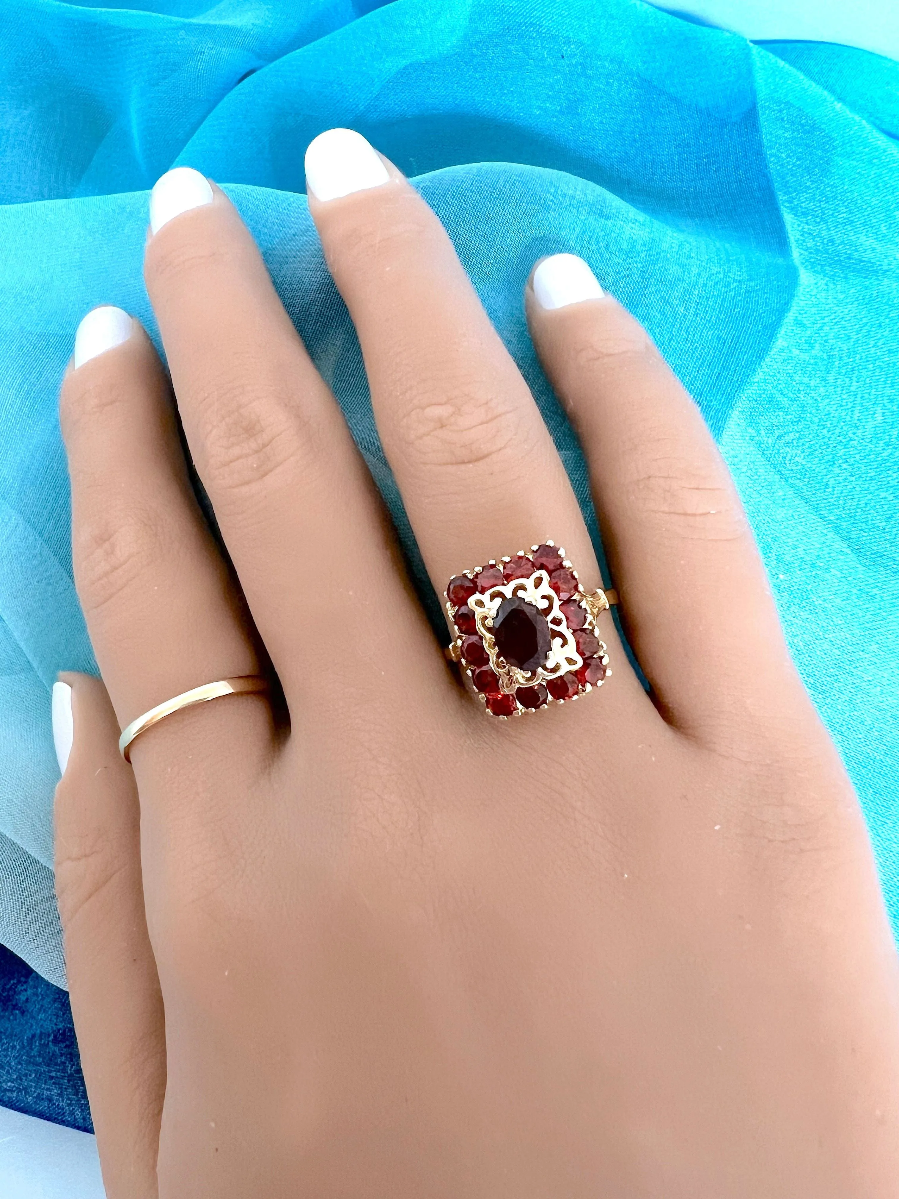 Bague or jaune grenats sold by 58 Facettes product image thumbnail 2