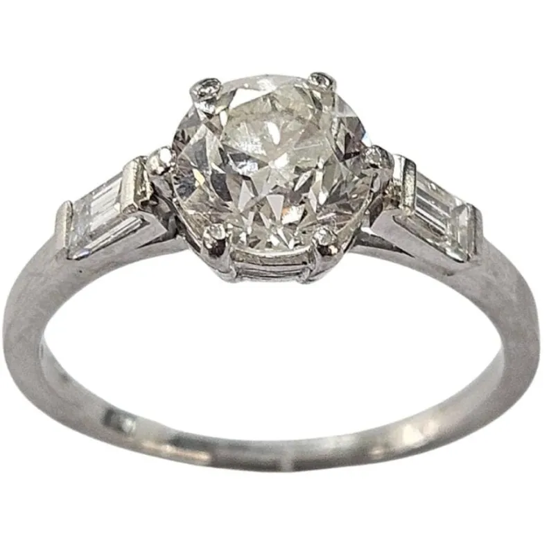 Bague ancienne en platine, vers 1920, sertie d'un diamant taille ancienne de 1,25 carat et de deux diamants baguette. sold by 58 Facettes