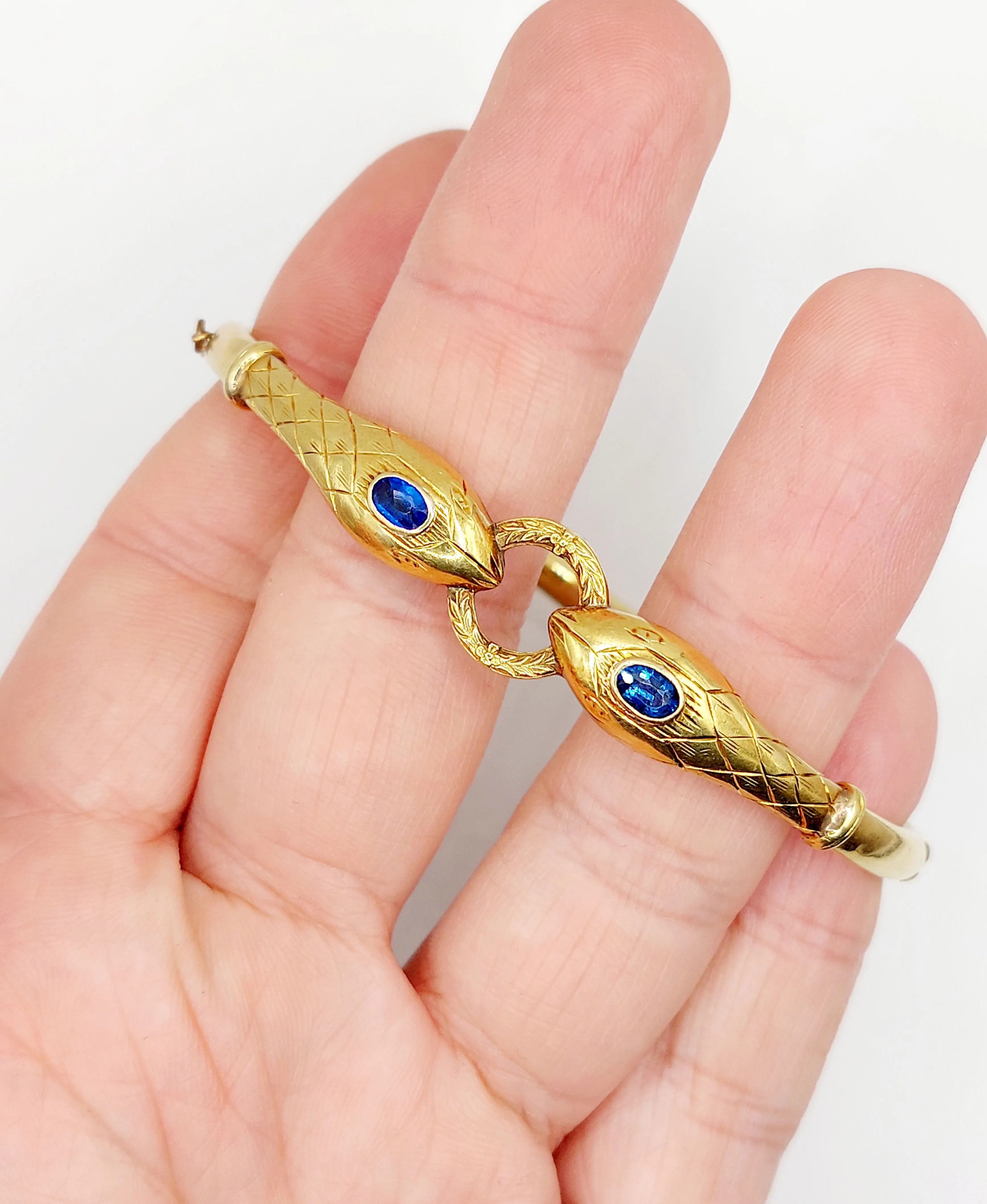 Bracelet serpent à deux têtes or jaune et pierre bleues (circa 1920) sold by 58 Facettes product image thumbnail 4