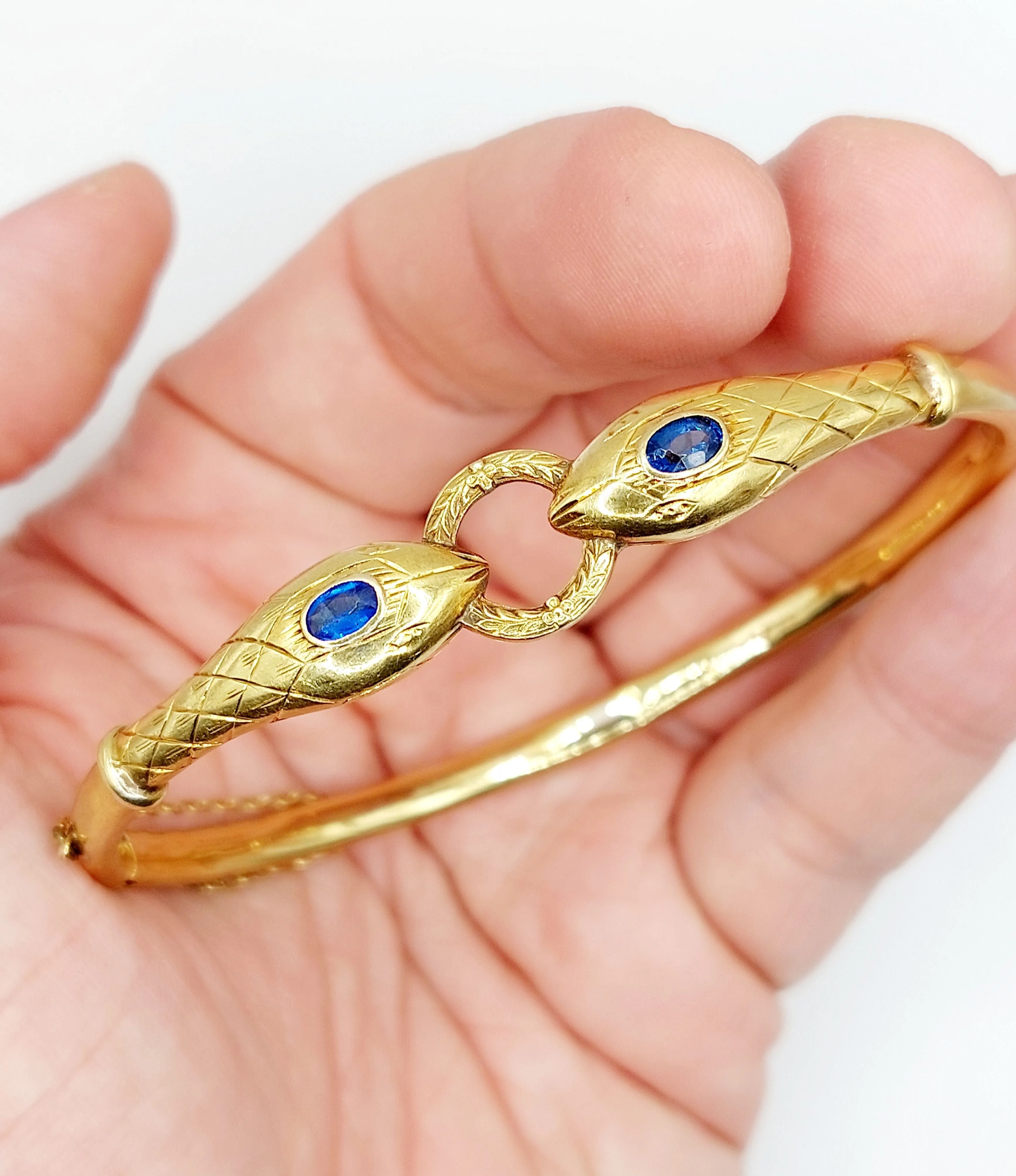 Bracelet serpent à deux têtes or jaune et pierre bleues (circa 1920) sold by 58 Facettes product image thumbnail 2