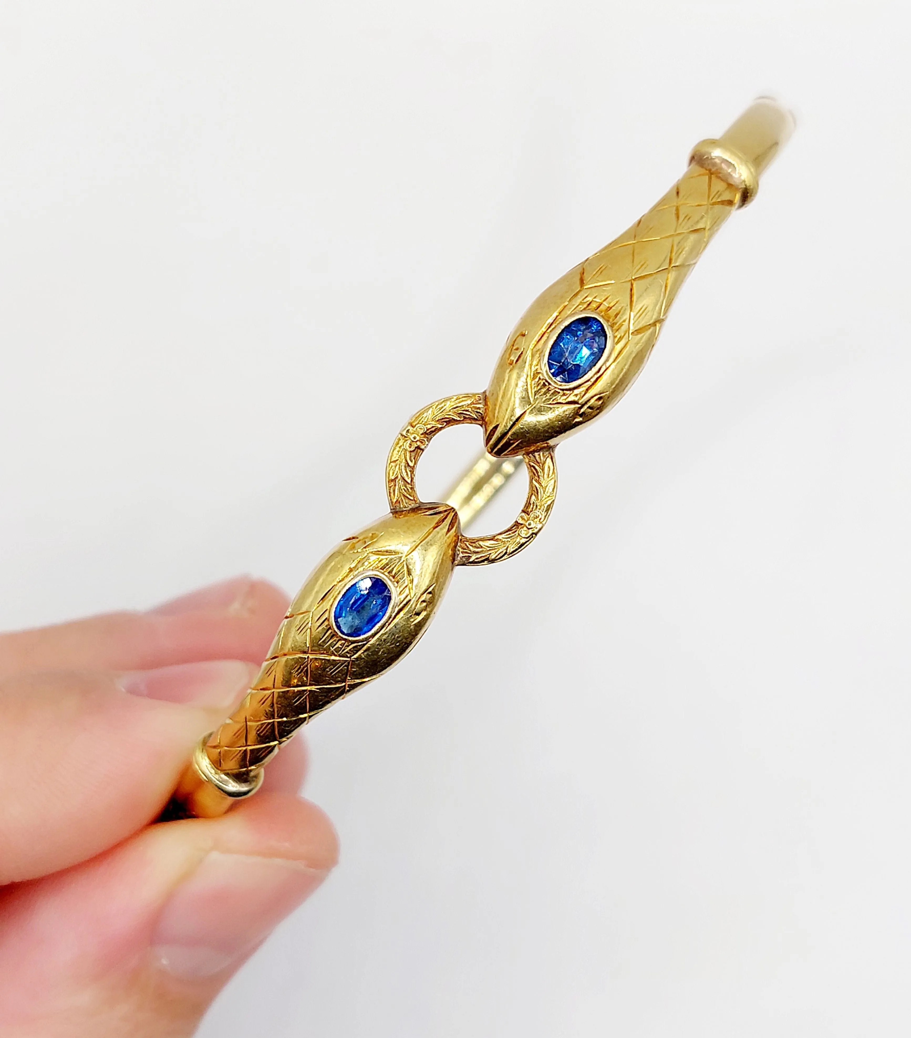 Bracelet serpent à deux têtes or jaune et pierre bleues (circa 1920) sold by 58 Facettes product image thumbnail 3