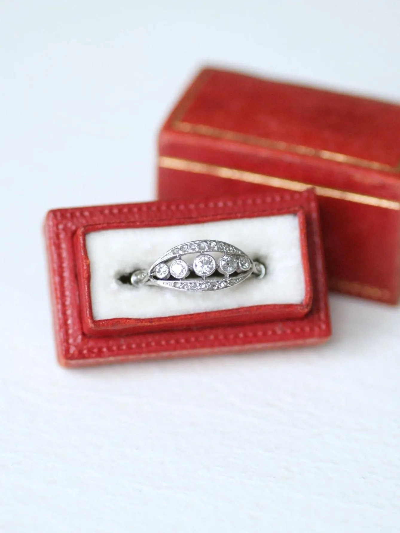 Bague Art Déco Bandeau Diamants sur Platine sold by 58 Facettes product image thumbnail 3