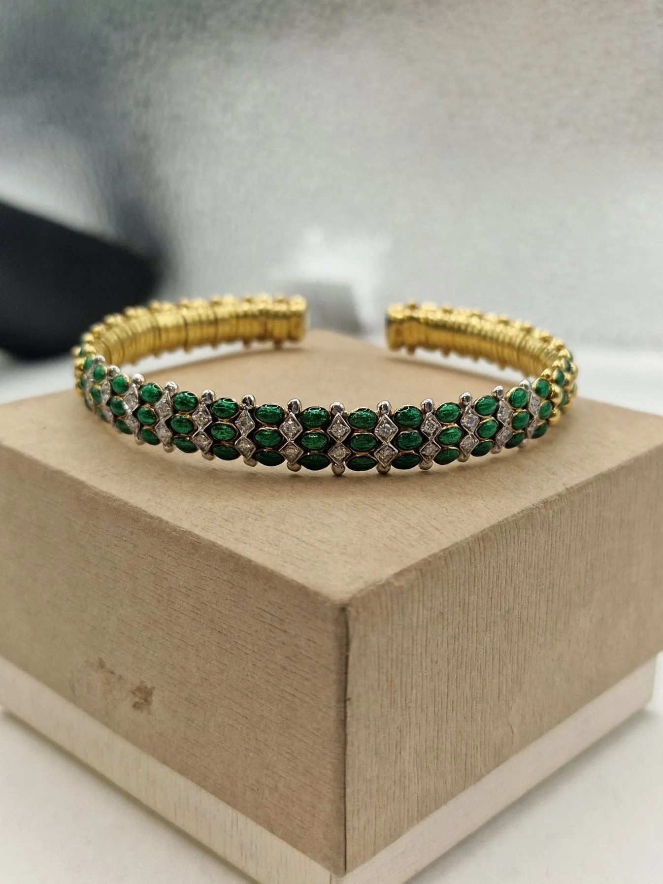 Bracelet vintage en or blanc et jaune 18 carats, émail vert et diamants sold by 58 Facettes product image thumbnail 3