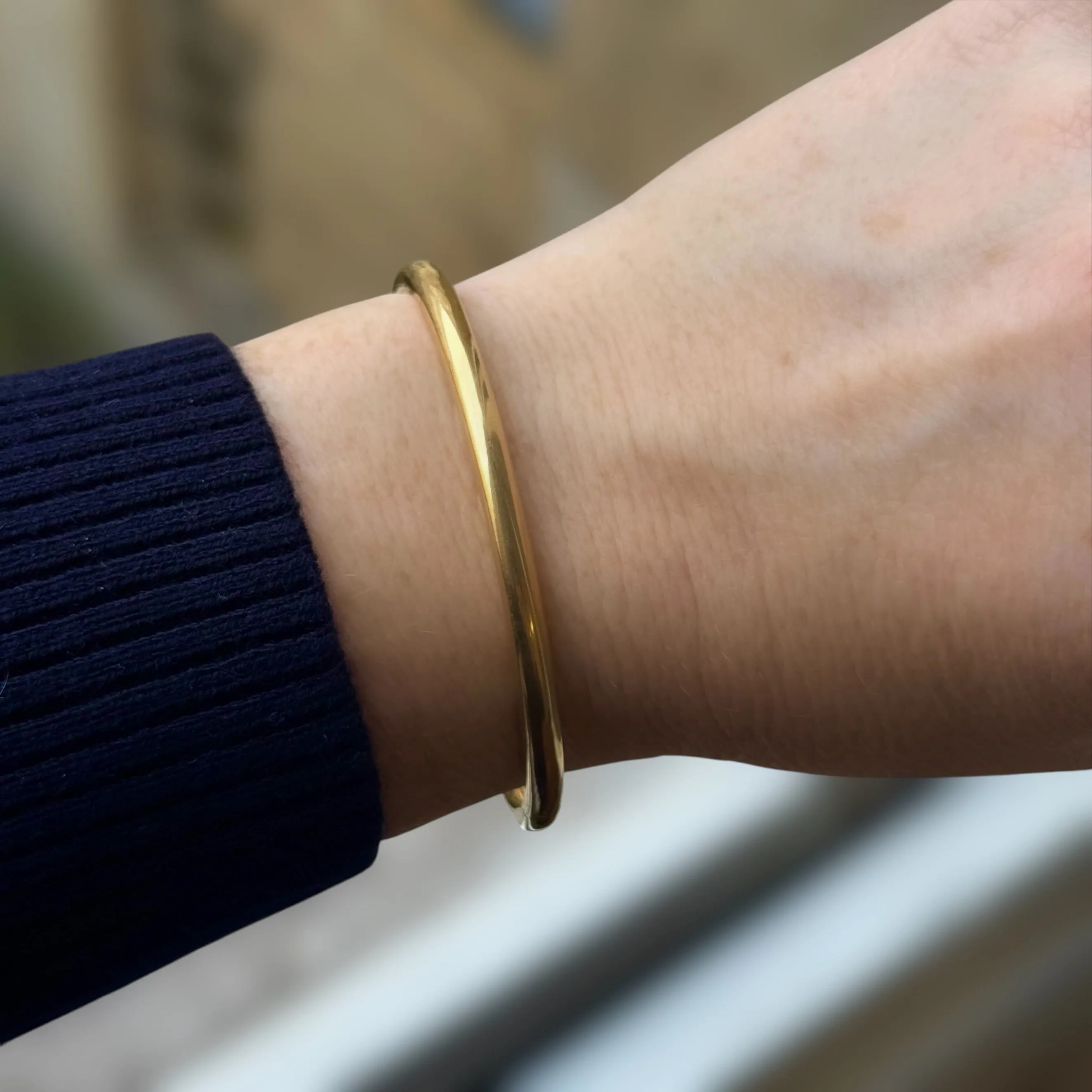 Bracelet jonc ouvrant moyen modèle en or jaune 18k sold by 58 Facettes product image thumbnail 2