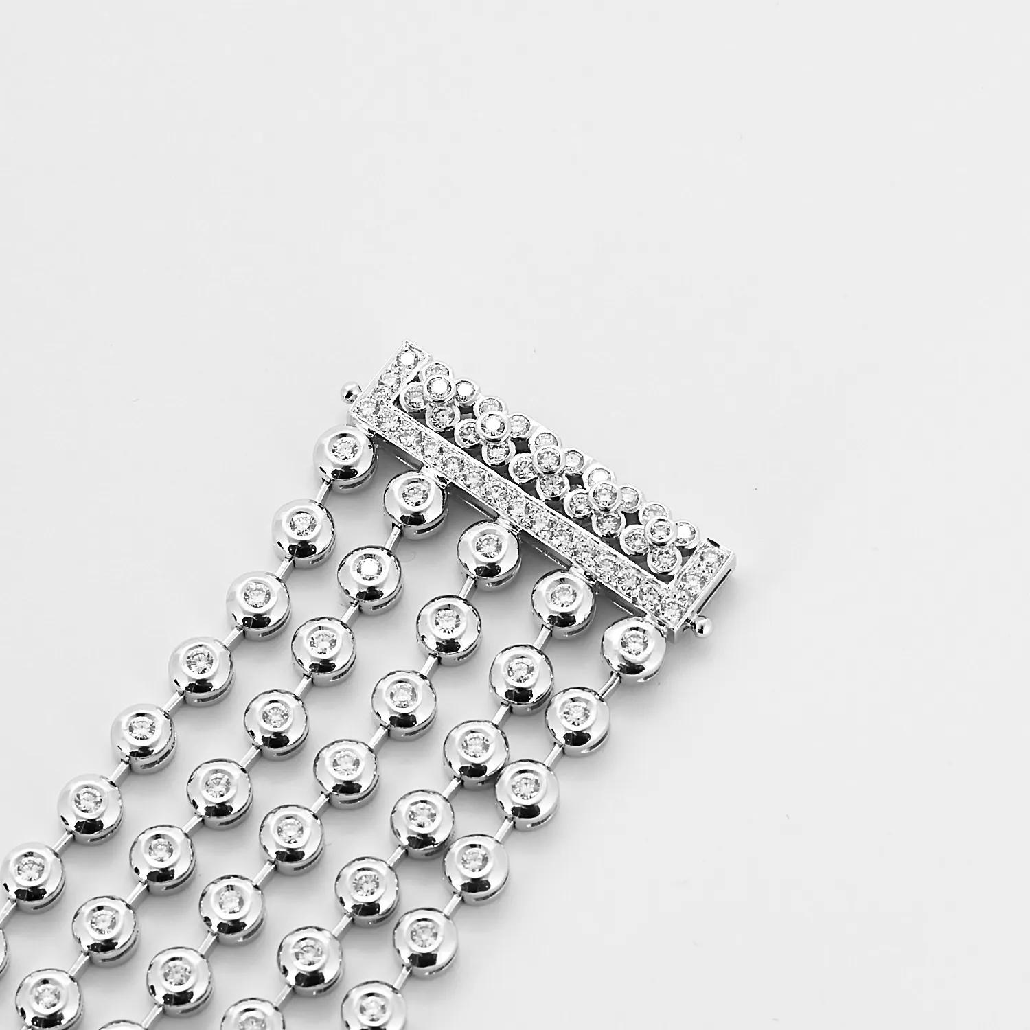 Bracelet ruban en or gris et diamants sold by 58 Facettes product image thumbnail 4