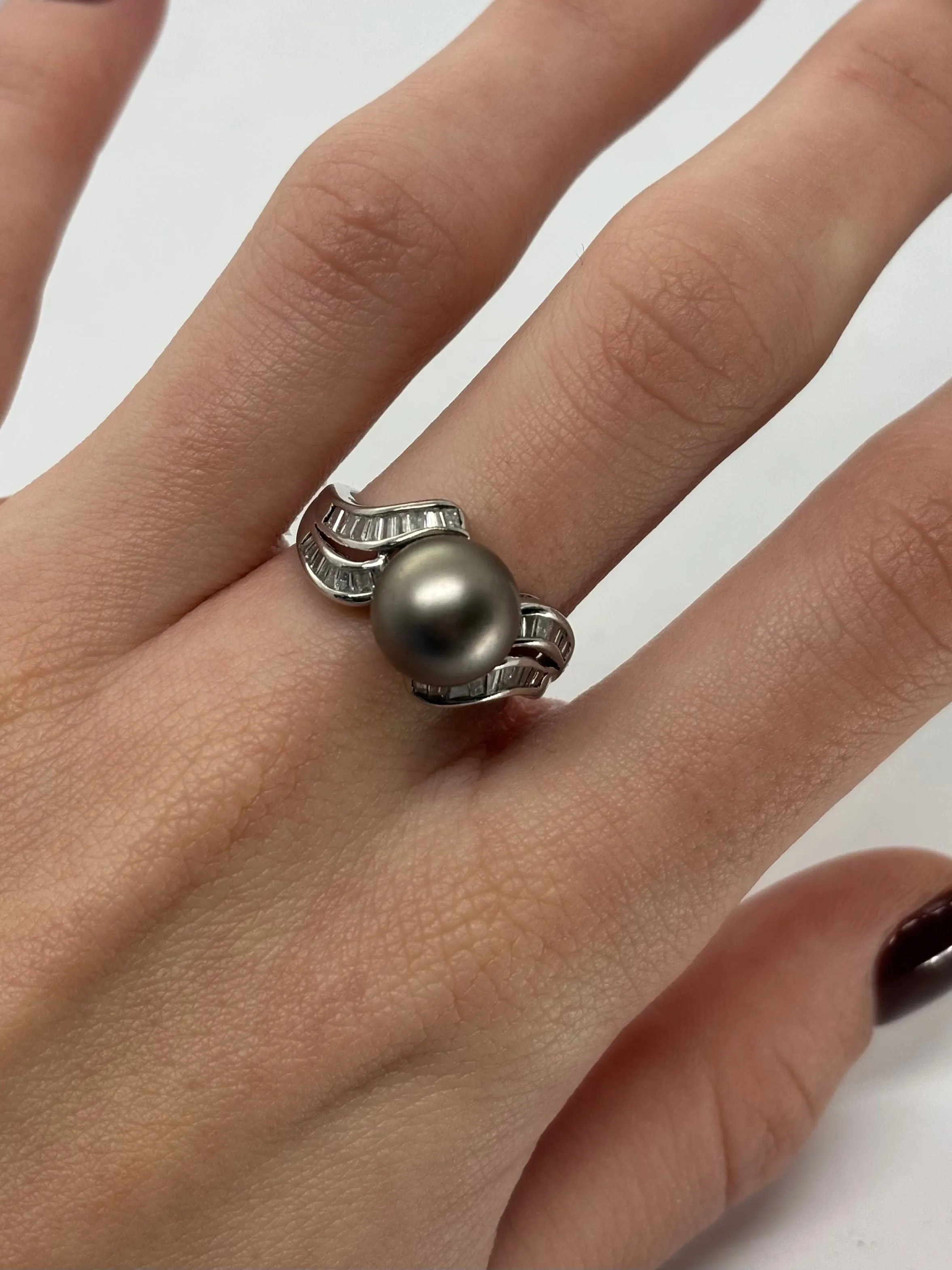 Bague en or blanc 18K avec perle de Tahiti et diamants 0,60 ct sold by 58 Facettes product image thumbnail 2