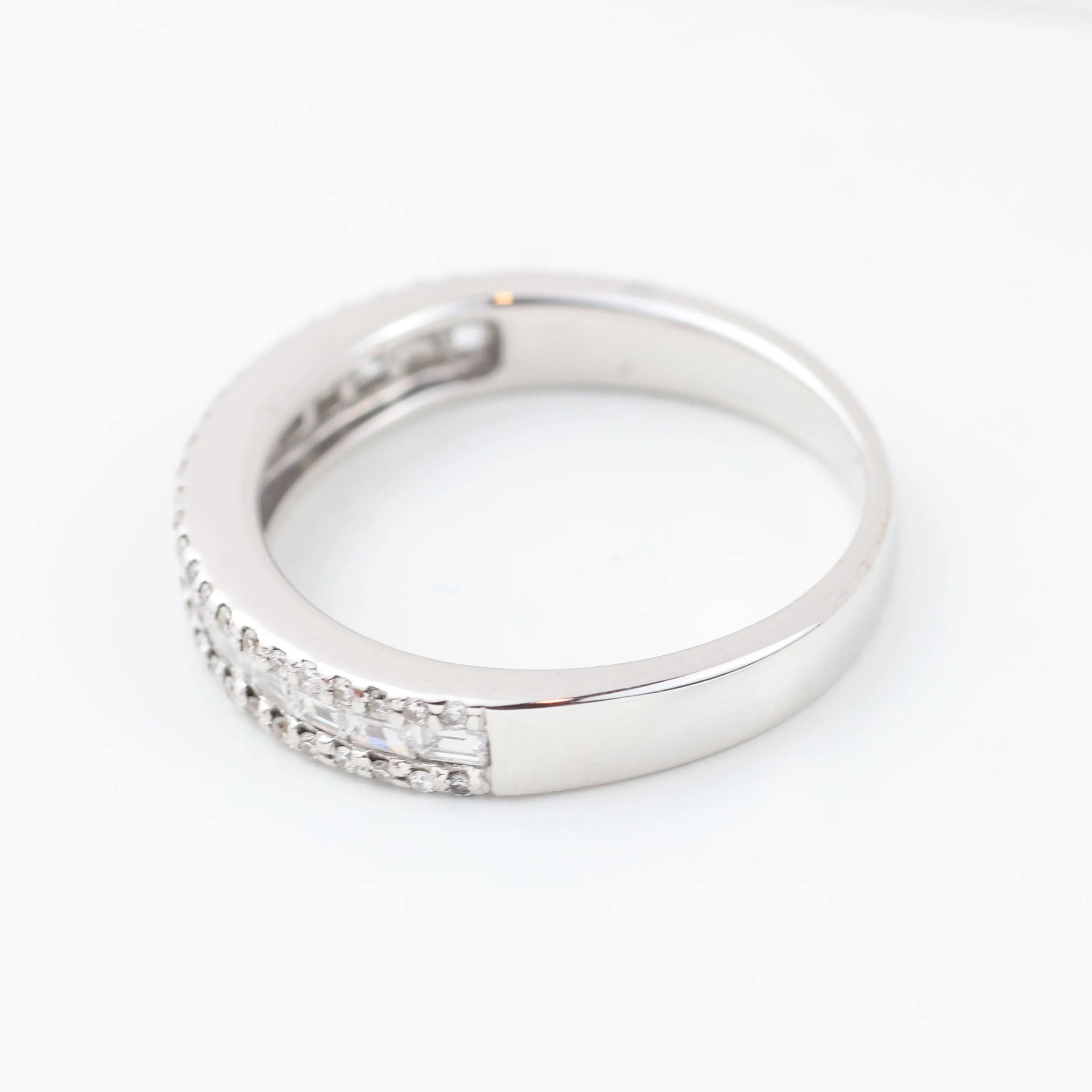Bague en or blanc 18 carats sertie de diamants taille baguette et brillant sold by 58 Facettes product image thumbnail 4