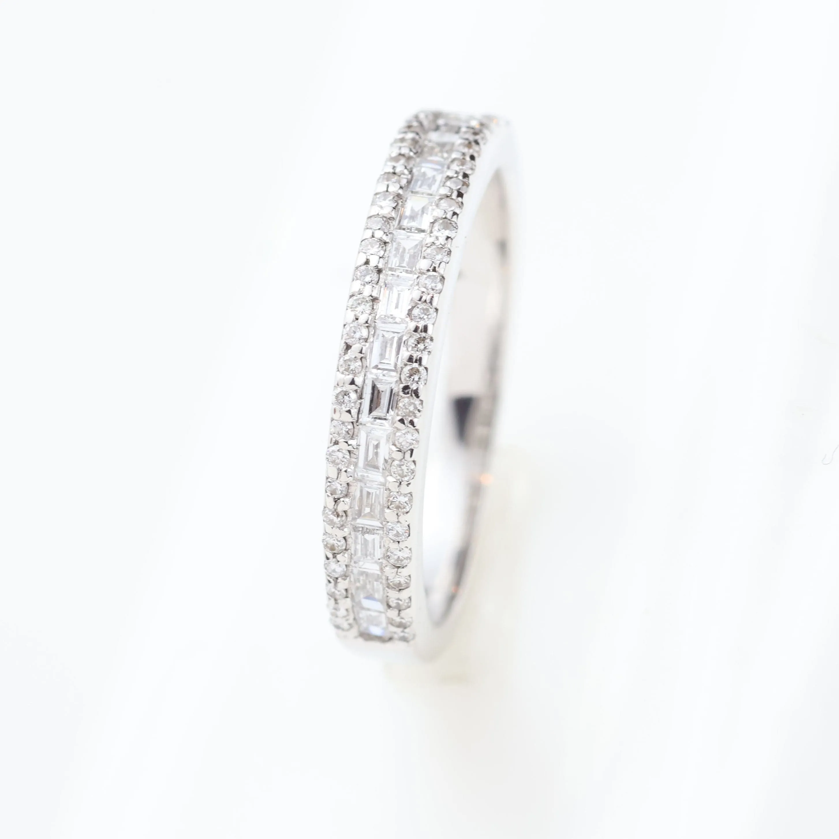 Bague en or blanc 18 carats sertie de diamants taille baguette et brillant sold by 58 Facettes