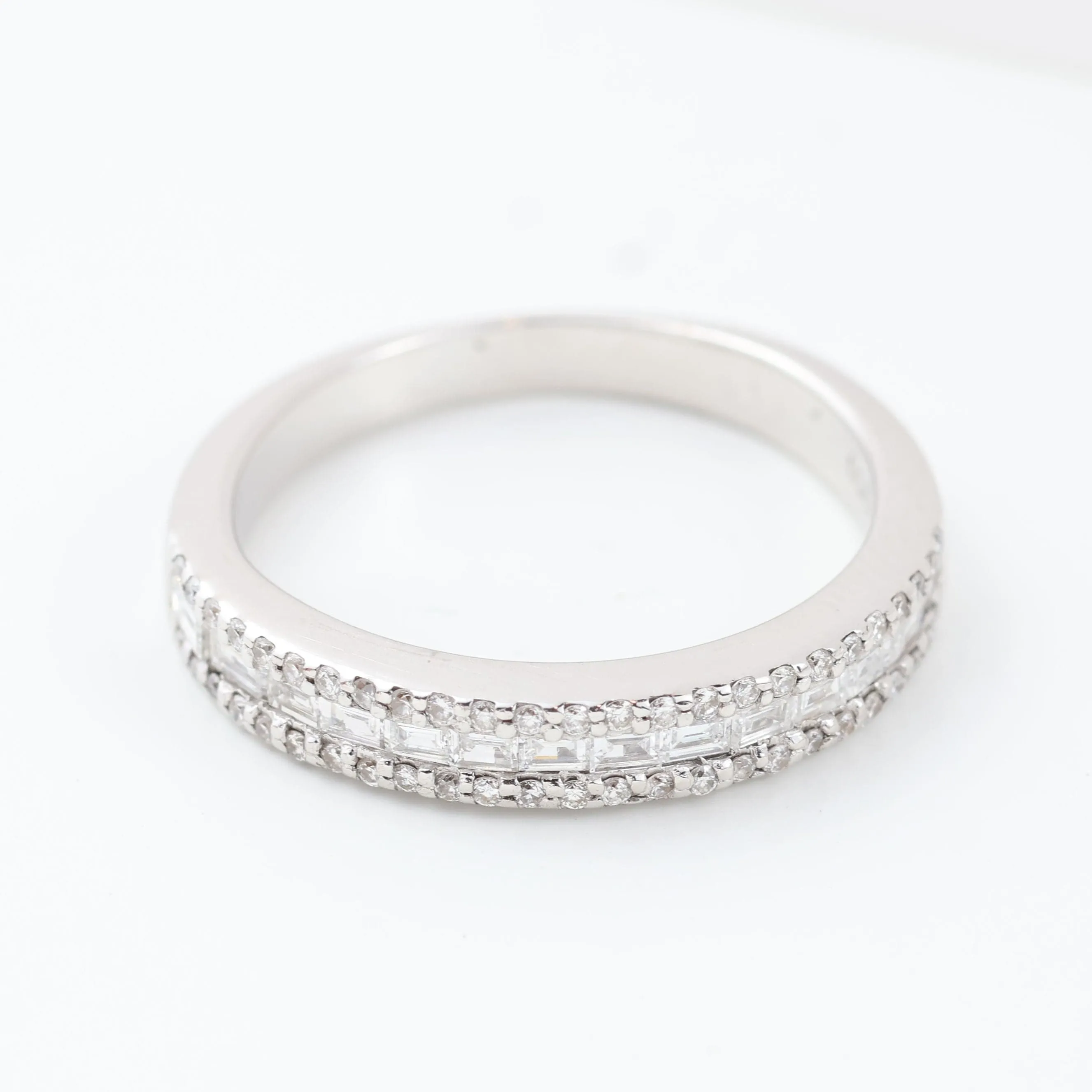 Bague en or blanc 18 carats sertie de diamants taille baguette et brillant sold by 58 Facettes product image thumbnail 3