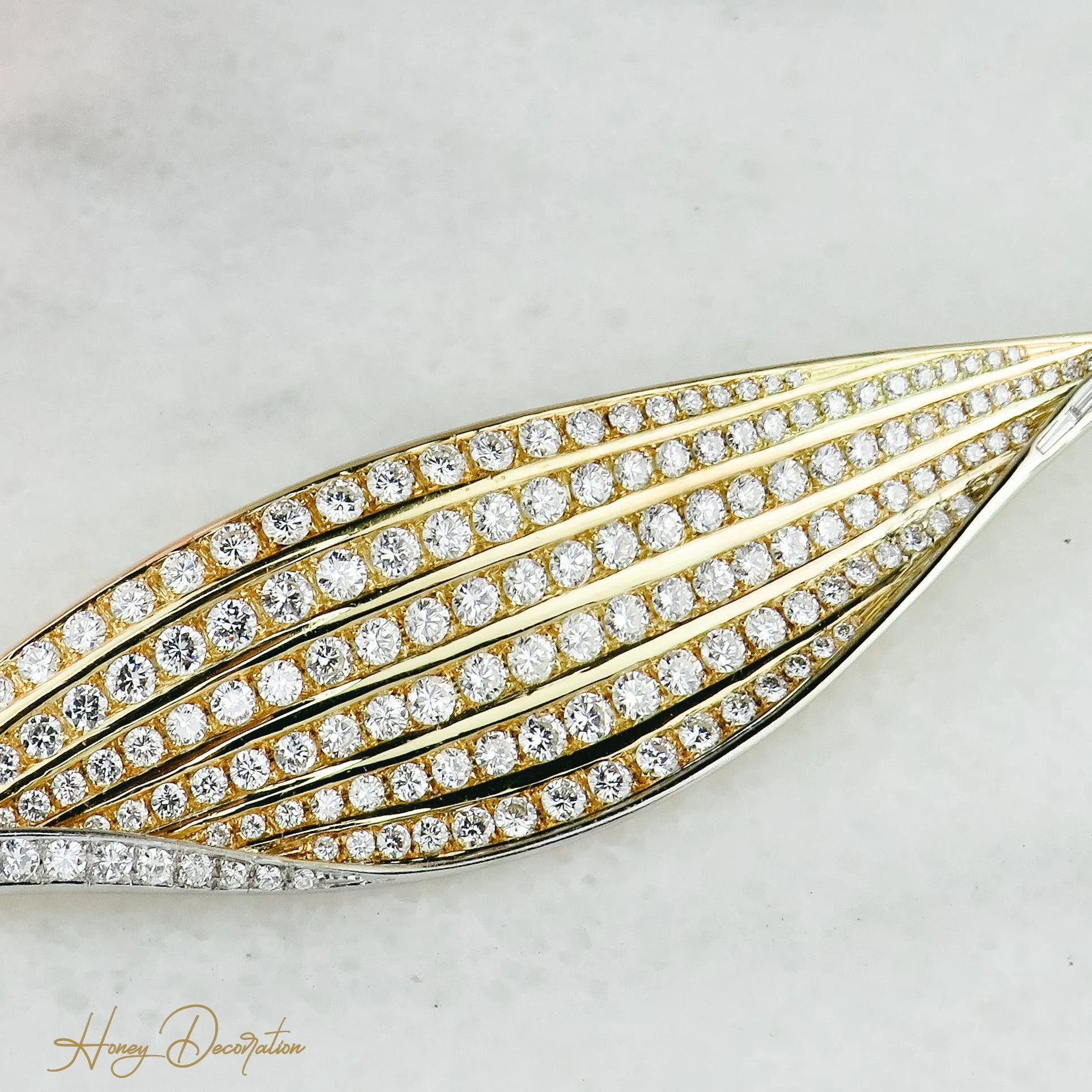 Broche/pendentif élégant en or en forme de feuille avec diamants sold by 58 Facettes product image thumbnail 4