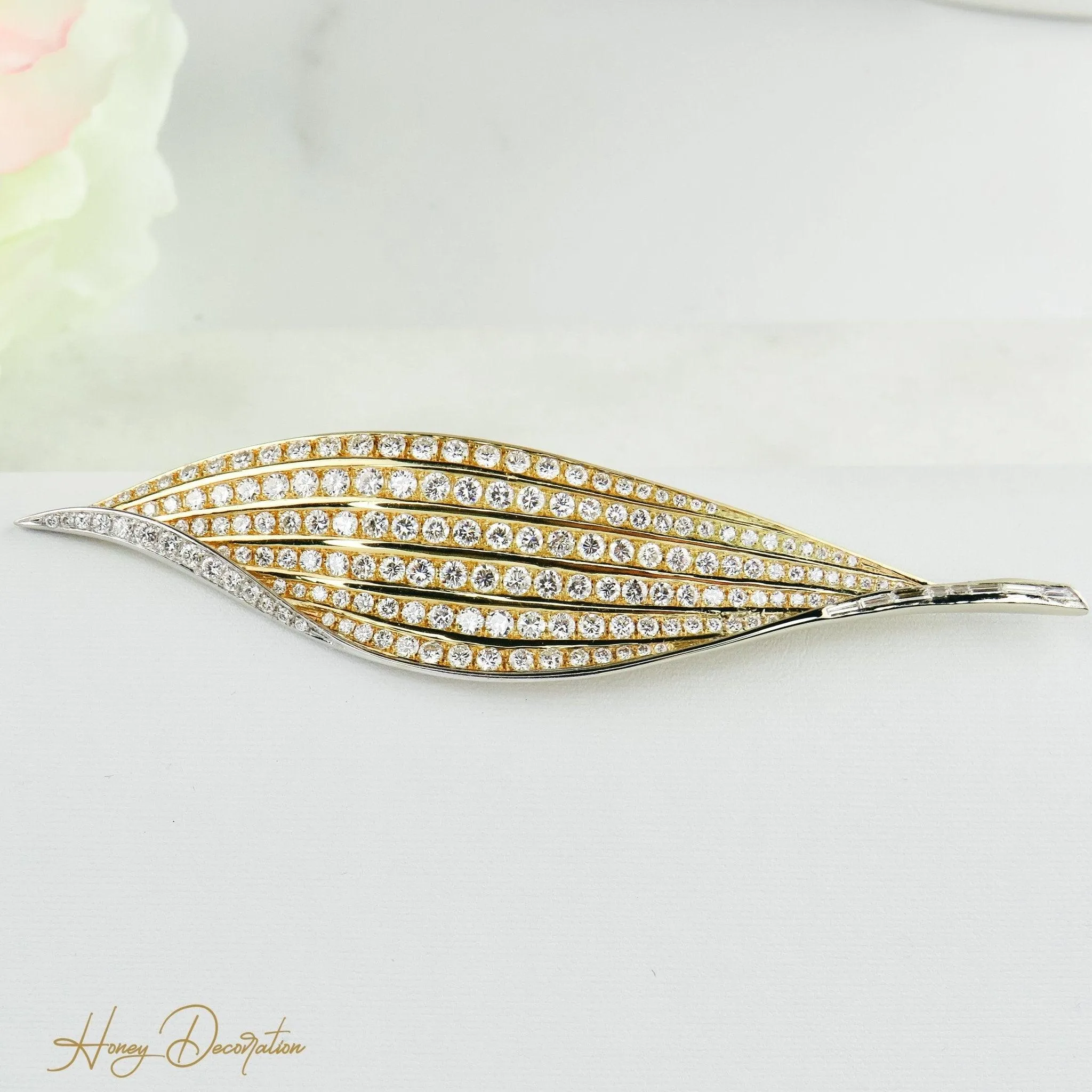 Broche/pendentif élégant en or en forme de feuille avec diamants sold by 58 Facettes product image thumbnail 5