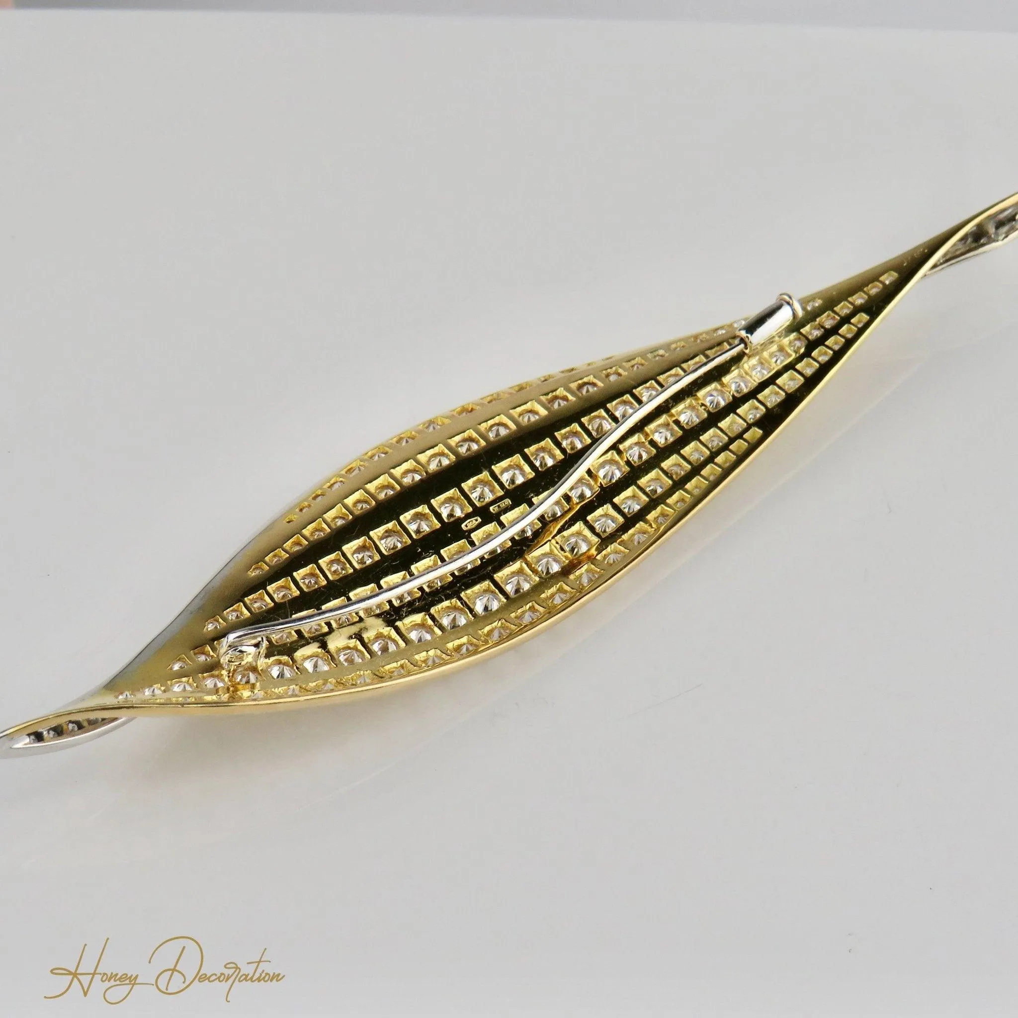 Broche/pendentif élégant en or en forme de feuille avec diamants sold by 58 Facettes product image thumbnail 2